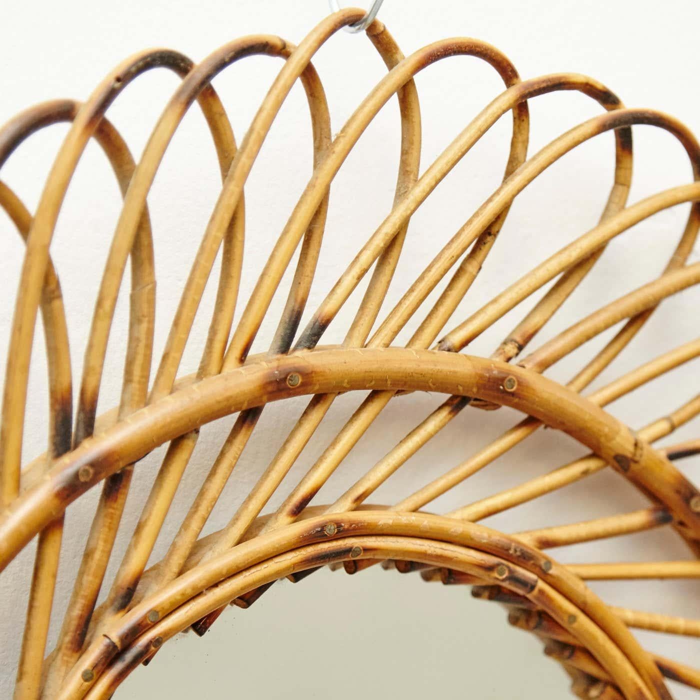 Metà XX secolo Specchio moderno di metà secolo in bambù e rattan lavorato a mano, circa 1960 in vendita