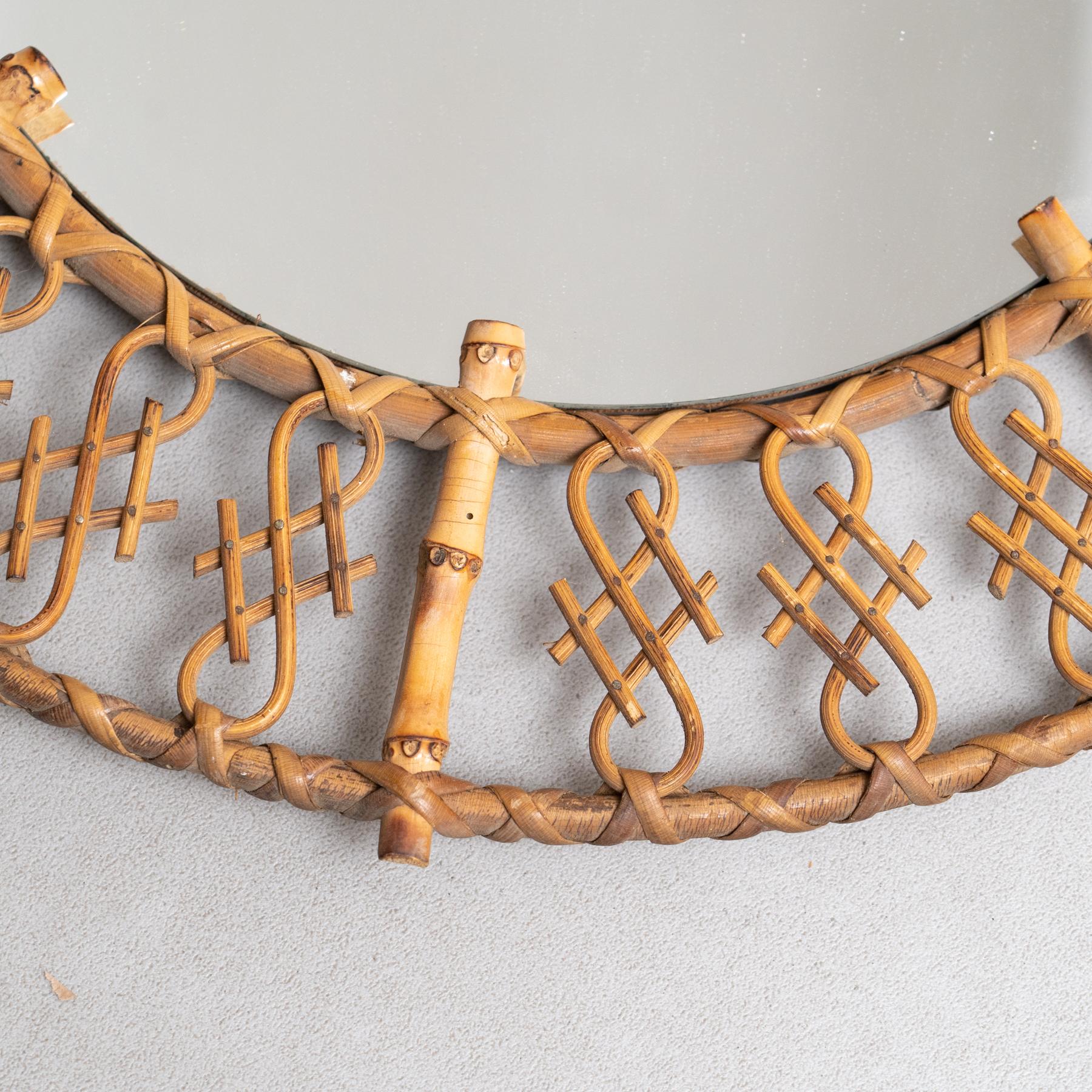 Metà XX secolo Specchio moderno di metà secolo in bambù e rattan lavorato a mano, circa 1960 in vendita