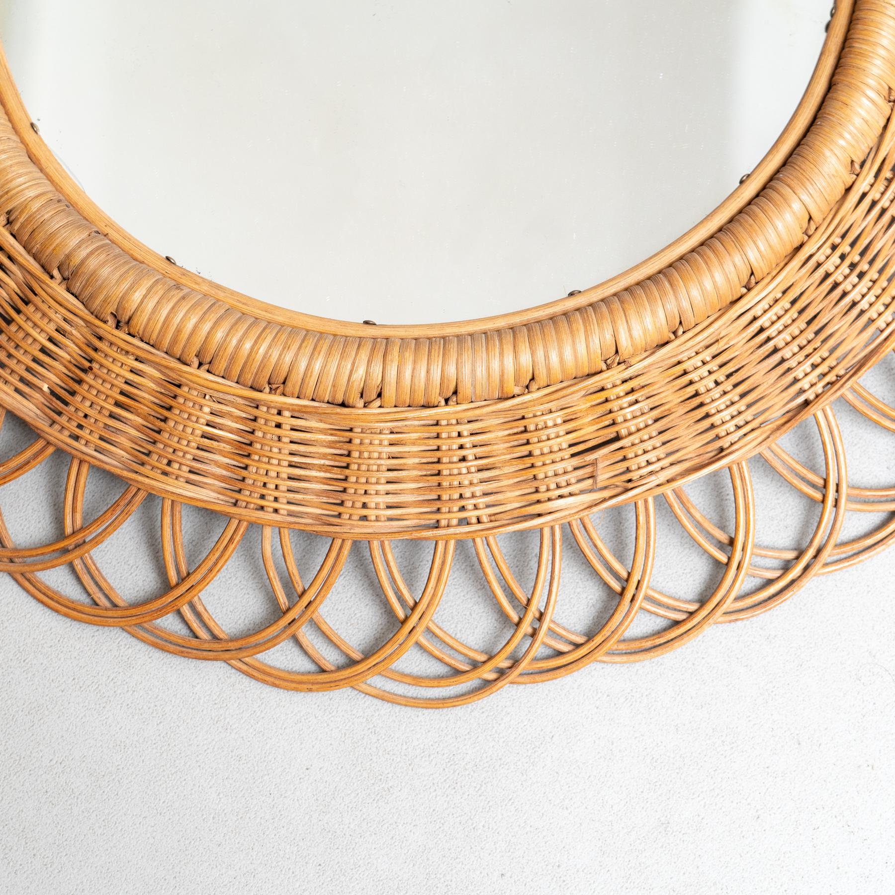 Metà XX secolo Specchio moderno di metà secolo in bambù e rattan lavorato a mano, circa 1960 in vendita