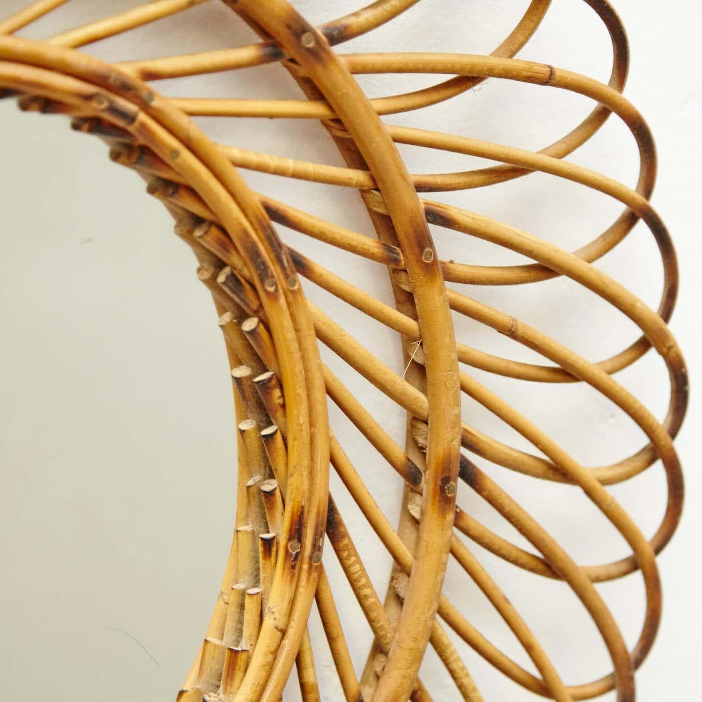Rattan Specchio moderno di metà secolo in bambù e rattan lavorato a mano, circa 1960 in vendita
