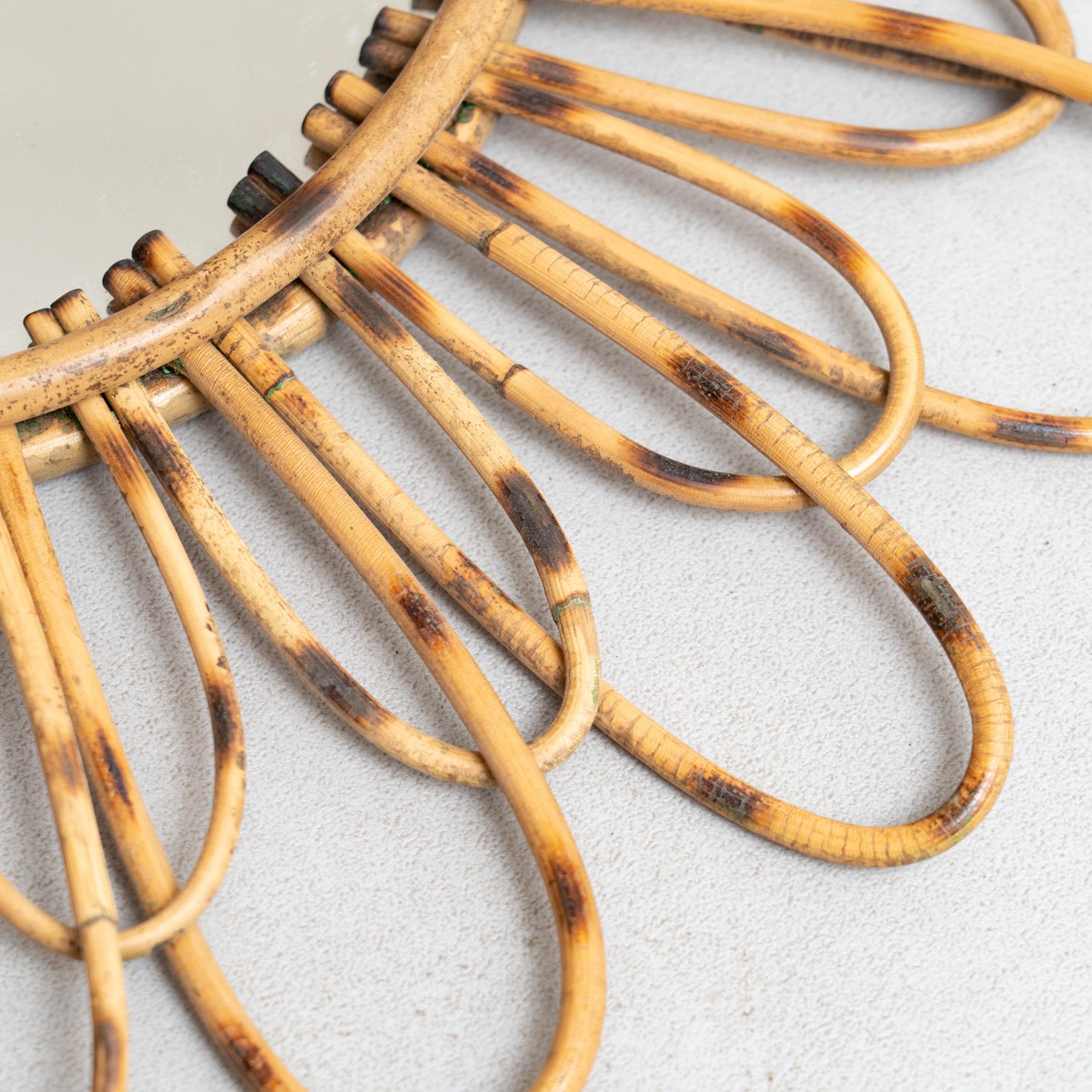 Bambù Specchio moderno di metà secolo in bambù e rattan lavorato a mano, circa 1960 in vendita