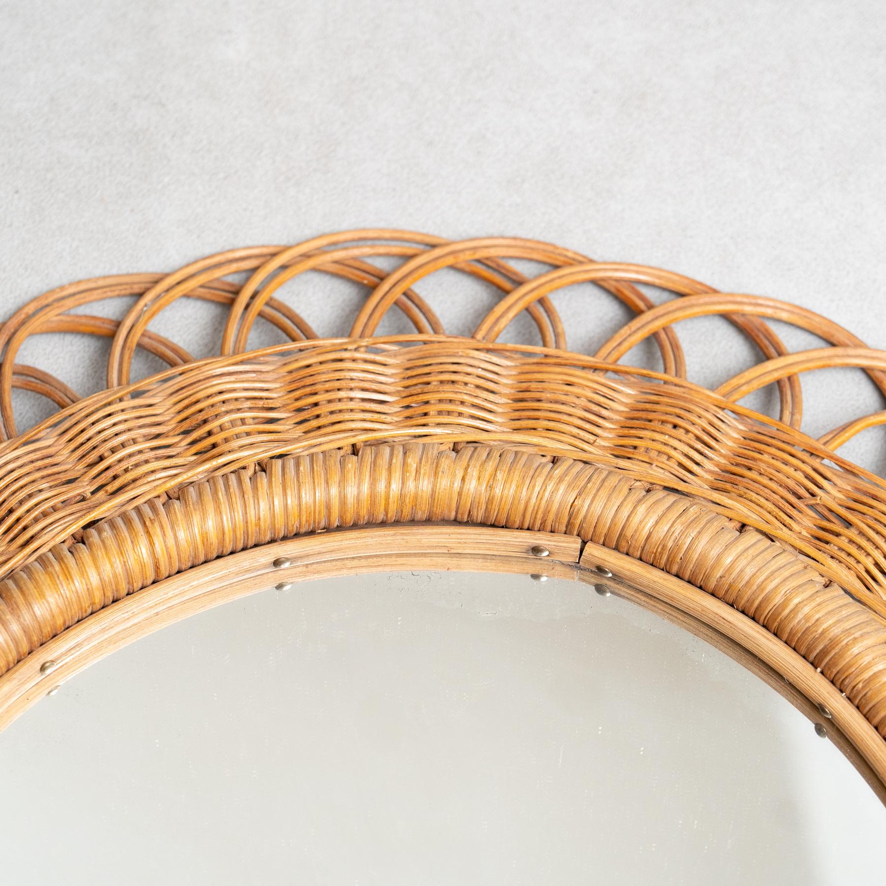 Bambù Specchio moderno di metà secolo in bambù e rattan lavorato a mano, circa 1960 in vendita