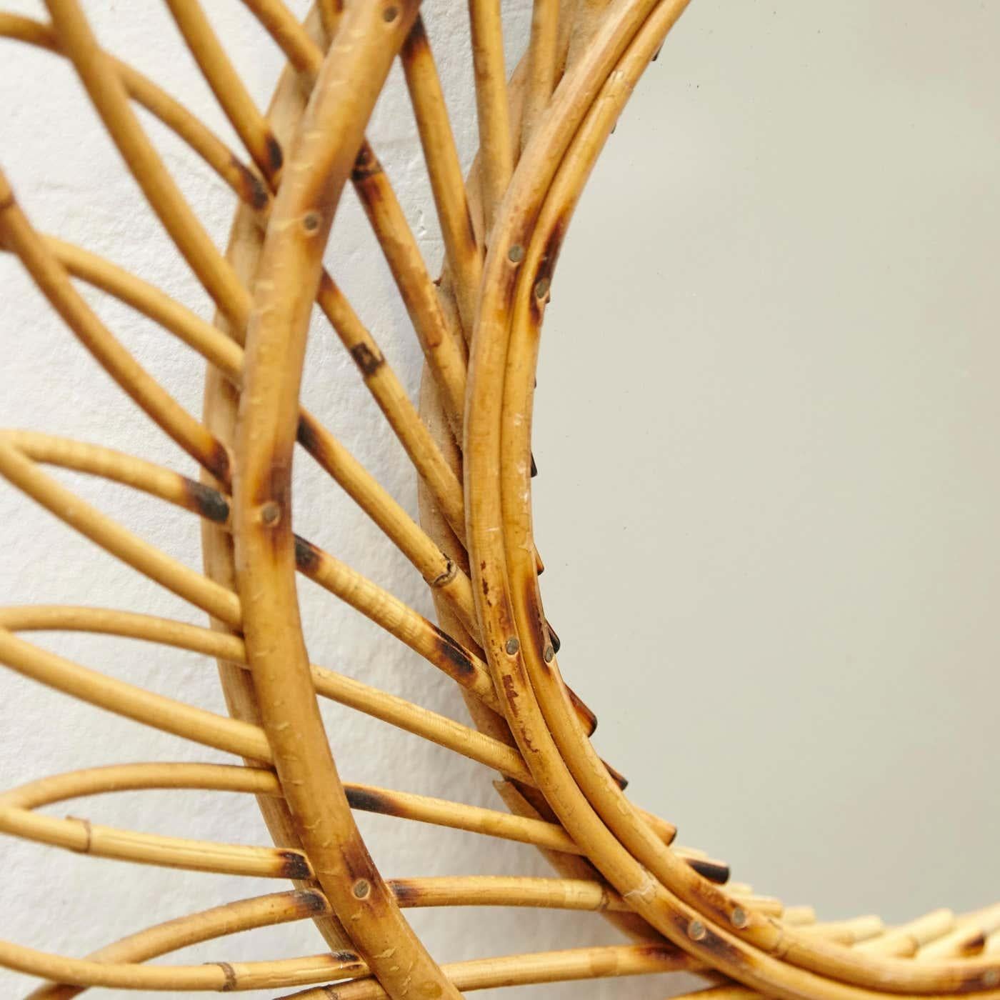 Specchio moderno di metà secolo in bambù e rattan lavorato a mano, circa 1960 in vendita 1