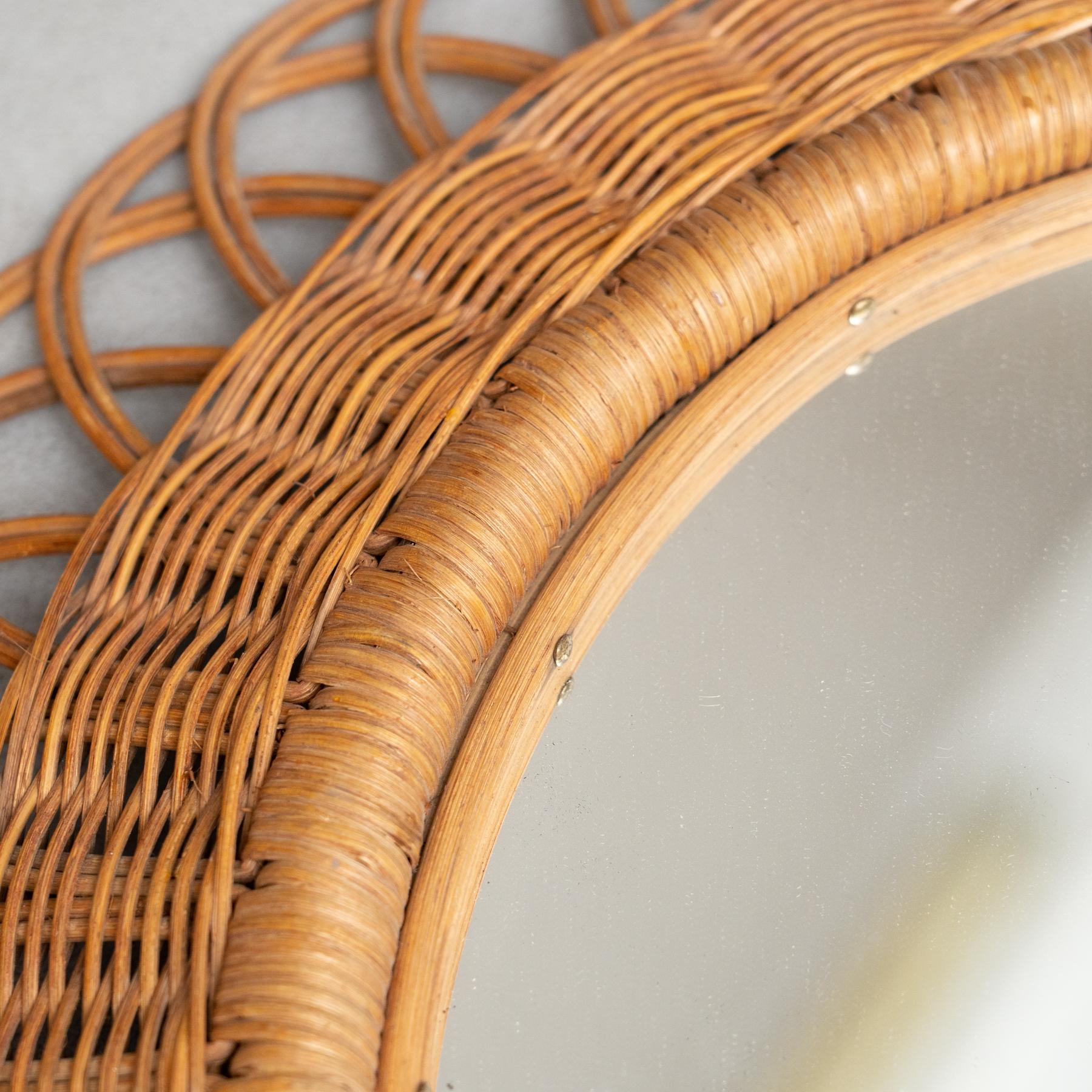 Specchio moderno di metà secolo in bambù e rattan lavorato a mano, circa 1960 in vendita 2