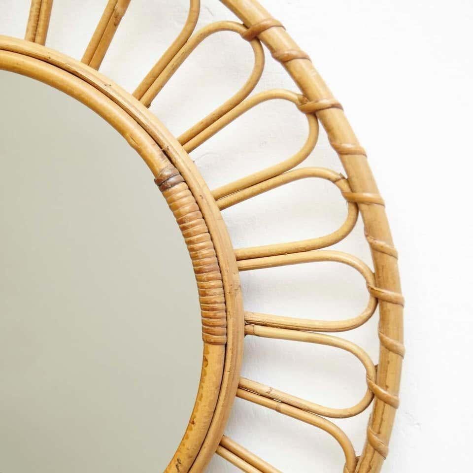Mid-Century moderno Specchio moderno di metà secolo in bambù e rattan lavorato a mano in Francia, Rivera, circa 1960 in vendita