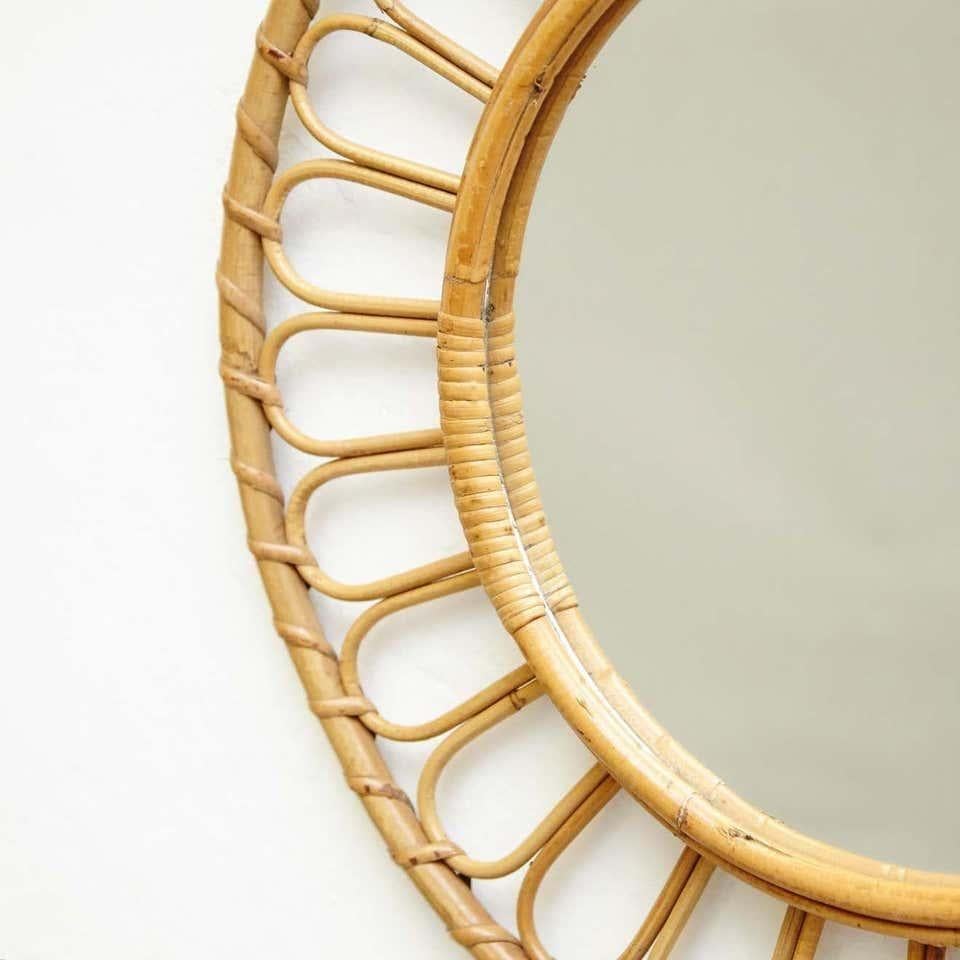 Francese Specchio moderno di metà secolo in bambù e rattan lavorato a mano in Francia, Rivera, circa 1960 in vendita
