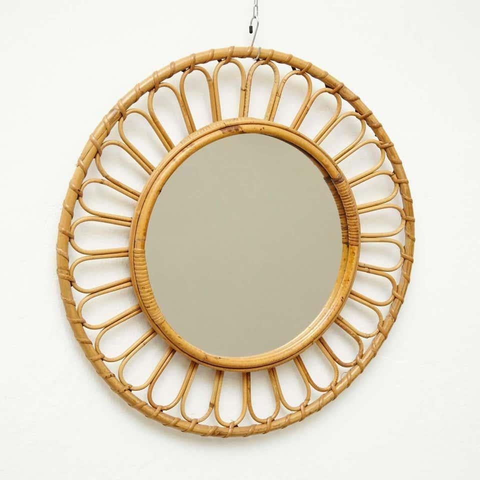 Metà XX secolo Specchio moderno di metà secolo in bambù e rattan lavorato a mano in Francia, Rivera, circa 1960 in vendita