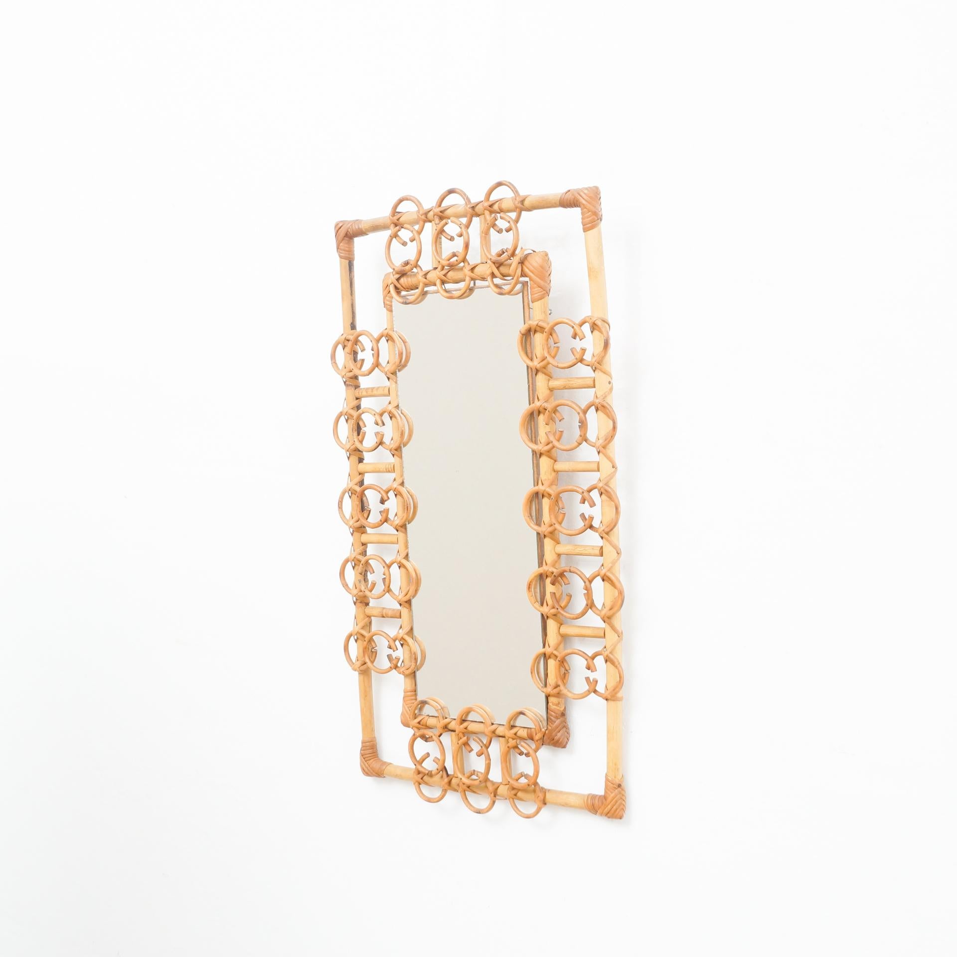 Mid-Century Modern Spiegel aus Bambus und Rattan handgefertigt, um 1960
Traditionell in Frankreich hergestellt.
Von einem unbekannten Designer.

Originaler Zustand mit geringen alters- und gebrauchsbedingten Abnutzungserscheinungen, der eine