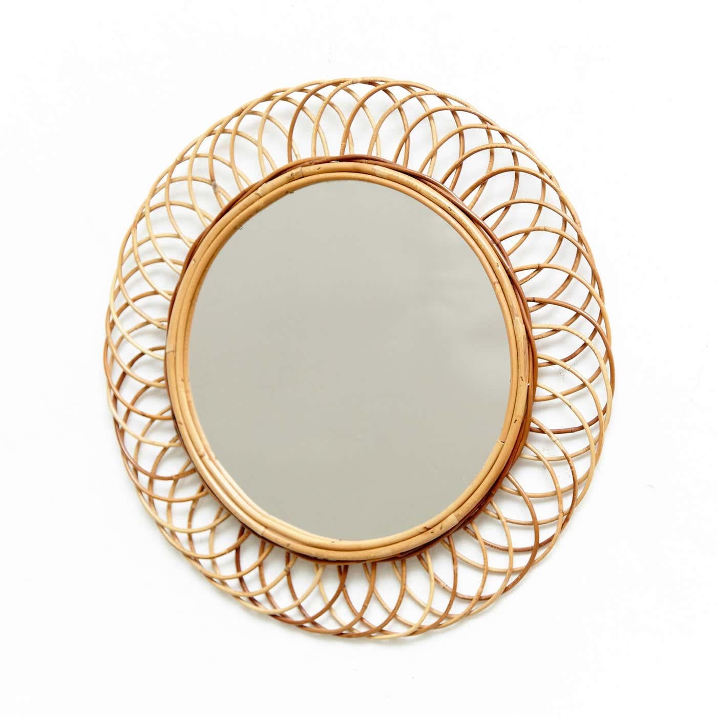 Specchio moderno di metà secolo realizzato a mano in bambù e rattan, circa 1960
Tradizionalmente prodotto in francese.
Di autore sconosciuto.

In condizioni originali, con lievi usure dovute all'età e all'uso, conserva una bella patina.

 