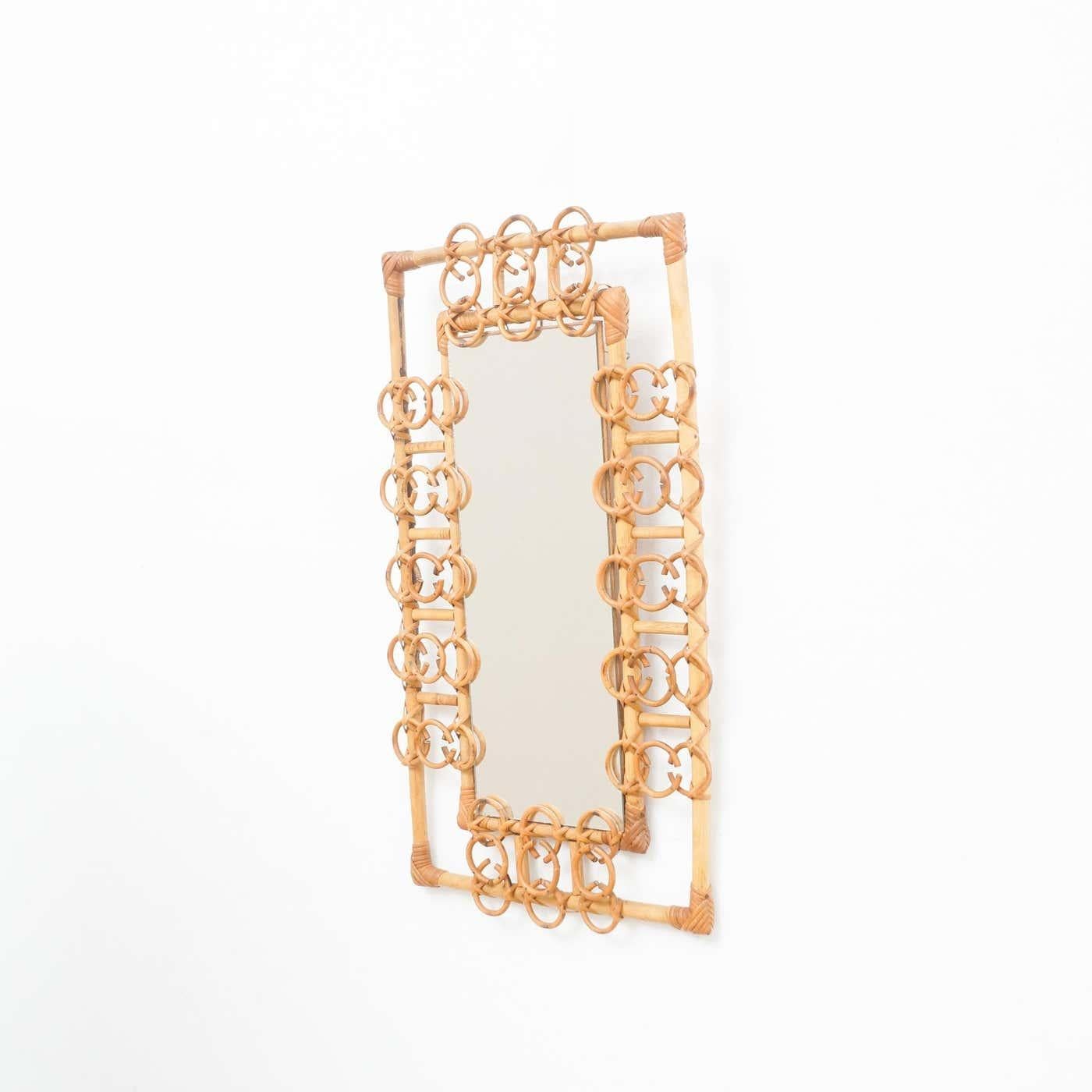 Specchio moderno di metà secolo realizzato a mano in bambù e rattan, circa 1960
Tradizionalmente prodotto in Francia.
Di autore sconosciuto.

In condizioni originali, con lievi usure dovute all'età e all'uso, conserva una bella patina.

  