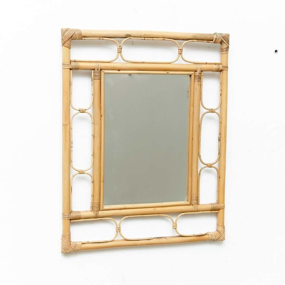 Specchio moderno di metà secolo realizzato a mano in bambù e rattan, circa 1960  Tradizionalmente prodotto in francese.  Di autore sconosciuto.    In condizioni originali, con lievi usure dovute all'età e all'uso, conserva una bella patina.