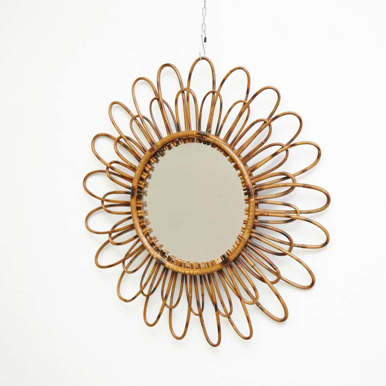 Mid-Century moderno Specchio moderno di metà secolo in bambù e rattan lavorato a mano in Costa Azzurra, circa 1960 in vendita