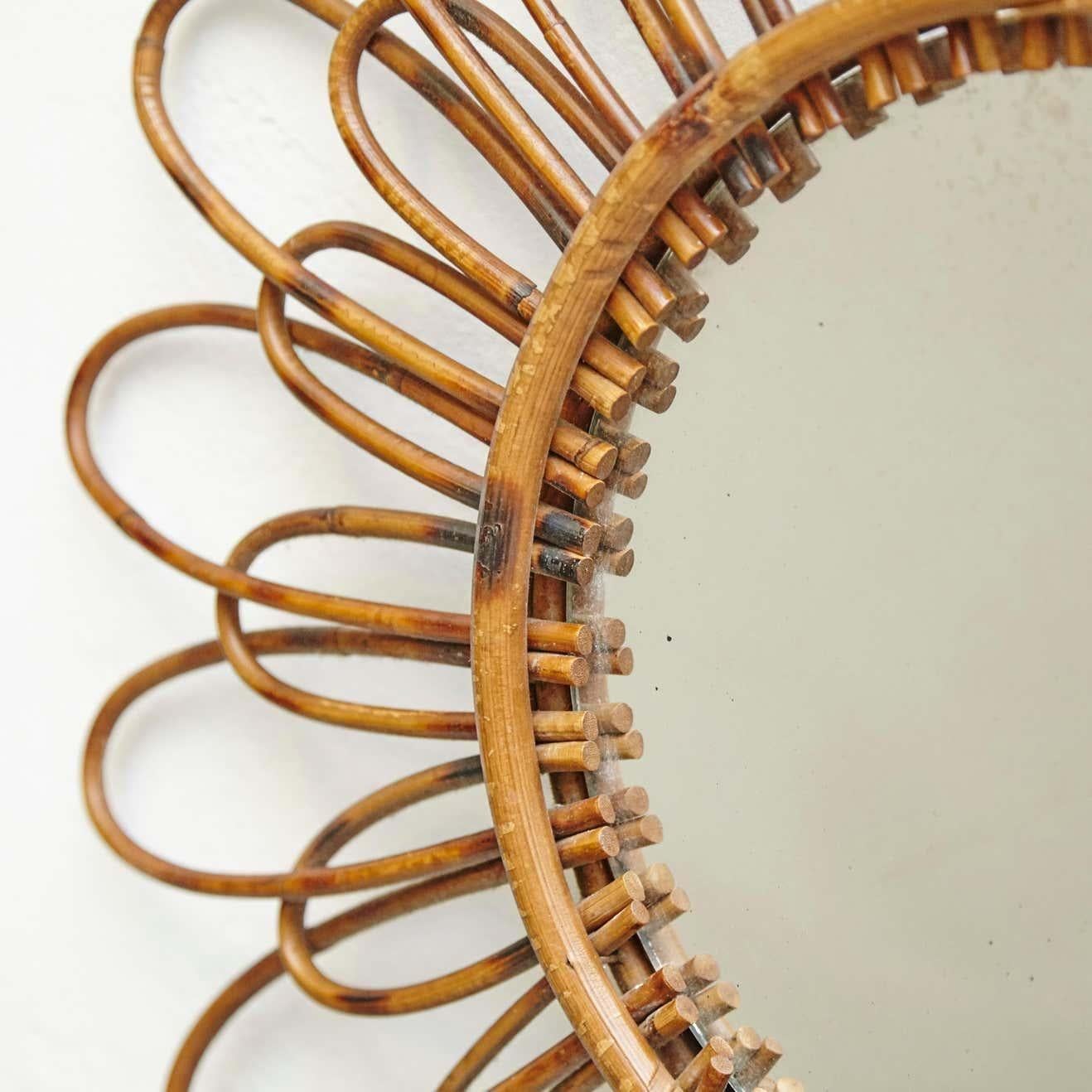 Metà XX secolo Specchio moderno di metà secolo in bambù e rattan lavorato a mano in Costa Azzurra, circa 1960 in vendita