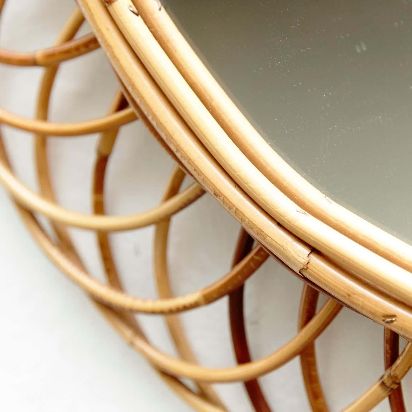 Metà XX secolo Specchio moderno di metà secolo in bambù e rattan lavorato a mano in Costa Azzurra, circa 1960 in vendita