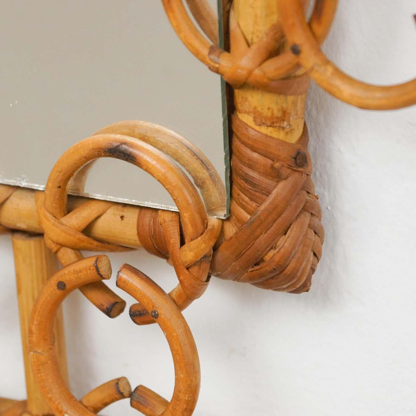Metà XX secolo Specchio moderno di metà secolo in bambù e rattan lavorato a mano in Costa Azzurra, circa 1960 in vendita