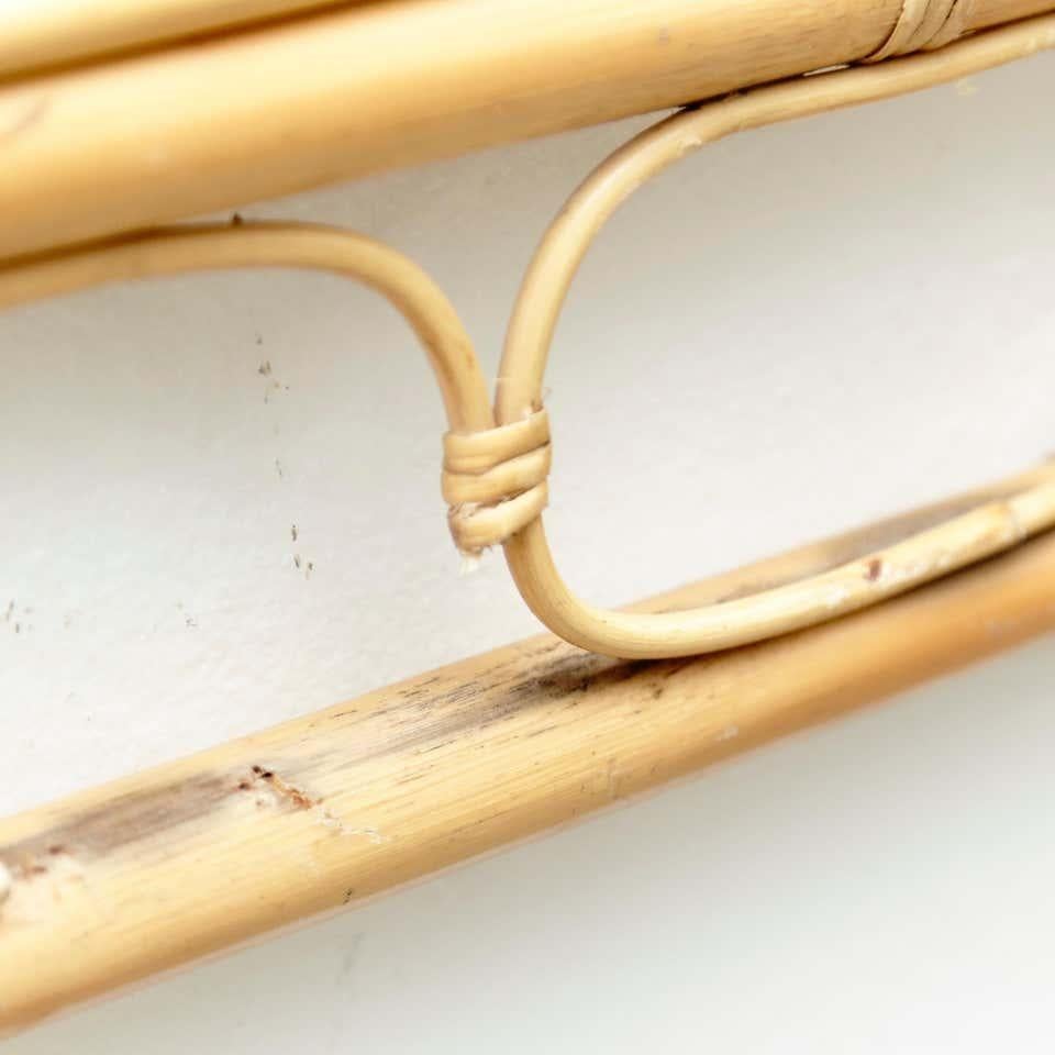 Metà XX secolo Specchio moderno di metà secolo in bambù e rattan lavorato a mano in Costa Azzurra, circa 1960 in vendita