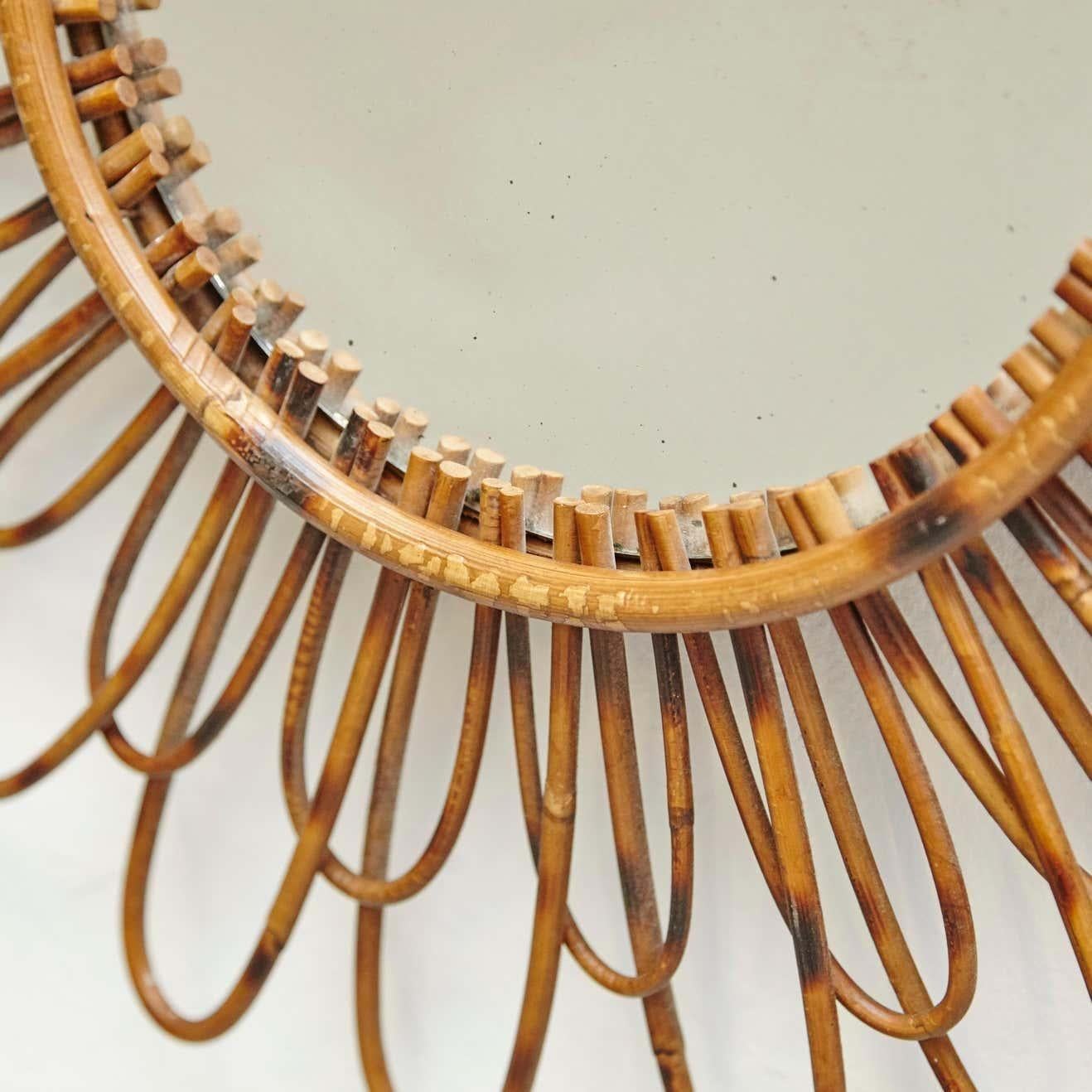 Rattan Specchio moderno di metà secolo in bambù e rattan lavorato a mano in Costa Azzurra, circa 1960 in vendita