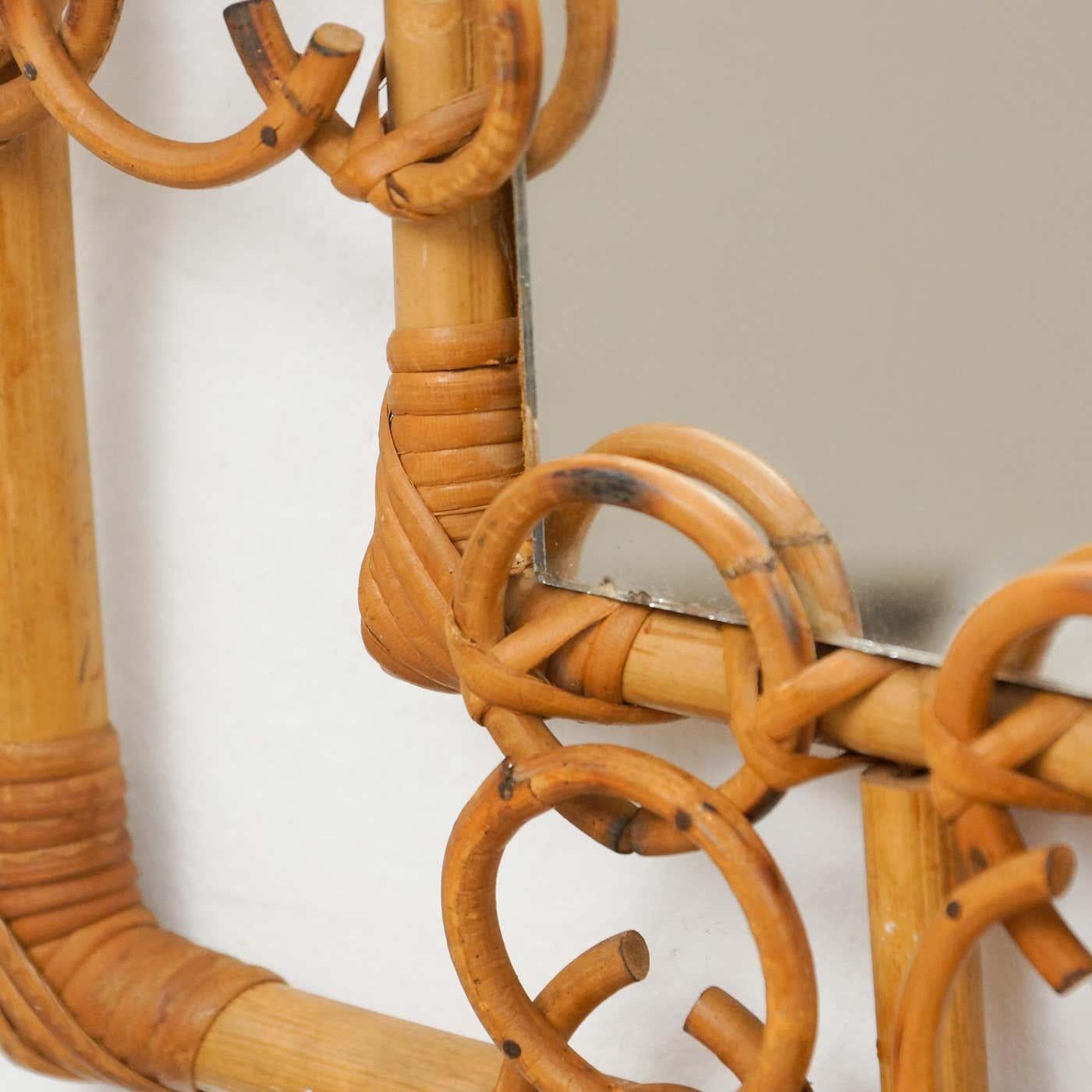 Rattan Specchio moderno di metà secolo in bambù e rattan lavorato a mano in Costa Azzurra, circa 1960 in vendita