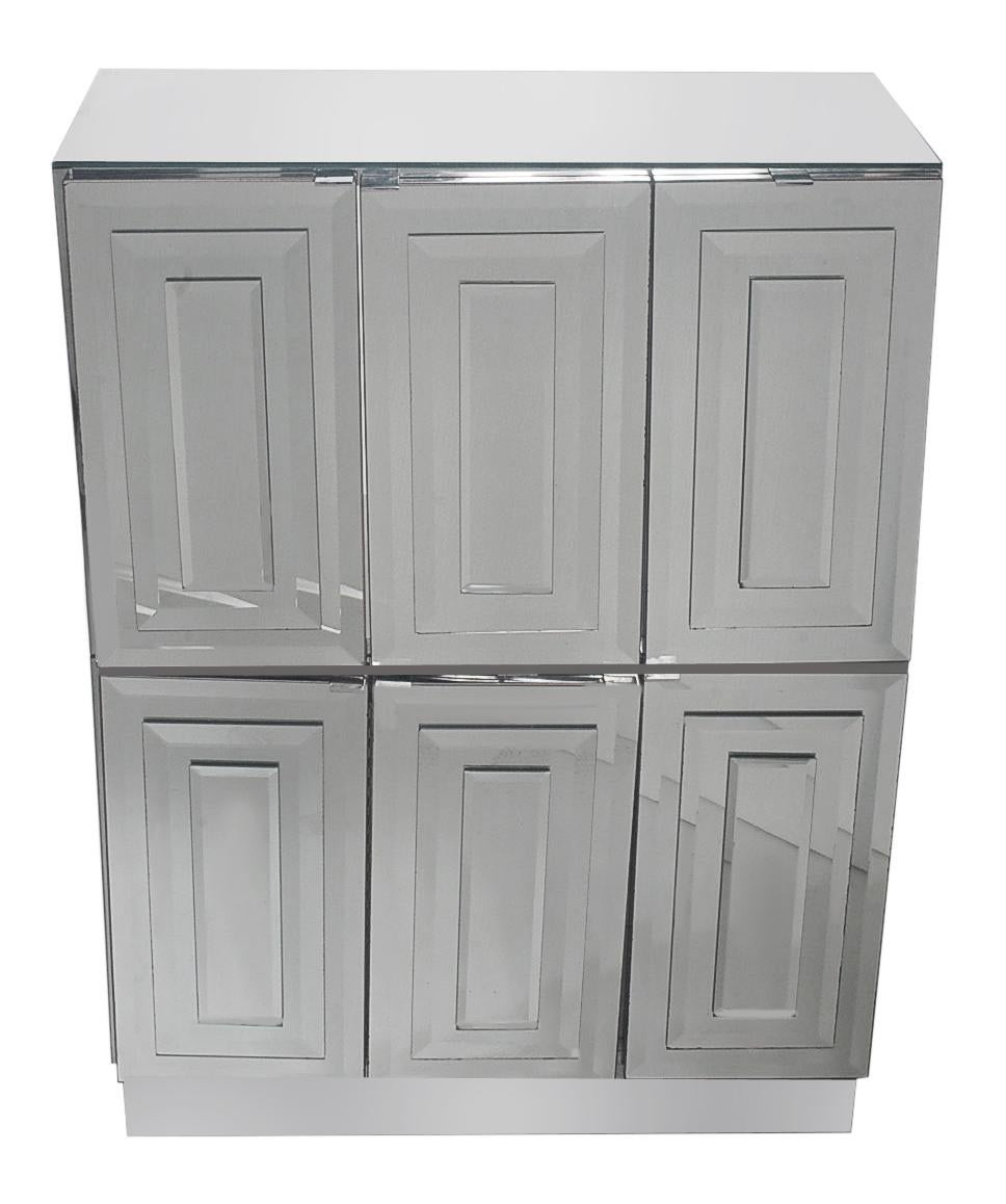 Un versatile mobile alto a specchio Hollywood Glam prodotto da Ello Furniture negli anni '70 circa. Presenta ante a specchio impilate in stile art déco, lati cromati e top a specchio. Gli interni sono caratterizzati da un laminato bianco sporco e da