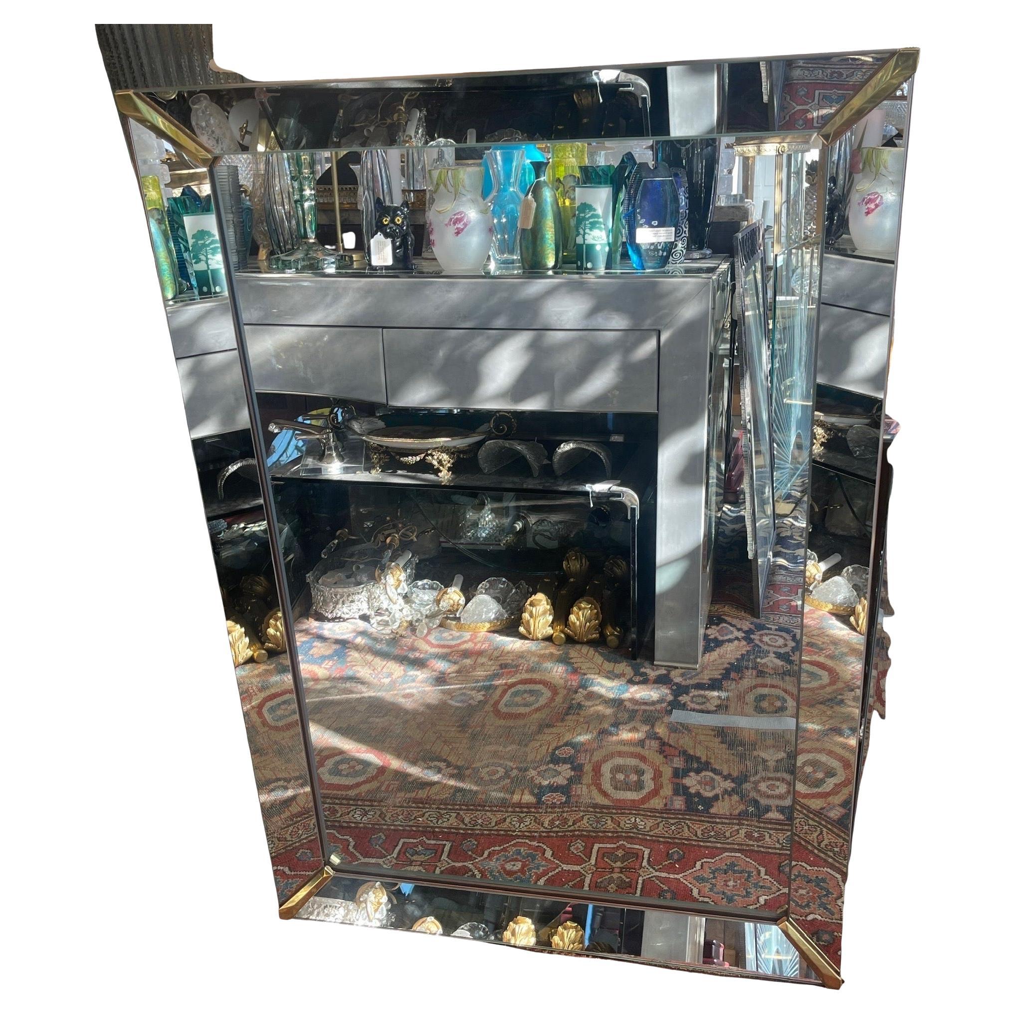 Eine wunderbare Vintage Mid Century Modern Art Deco Style Designer gerahmt Panel Spiegel mit Messing Ecken