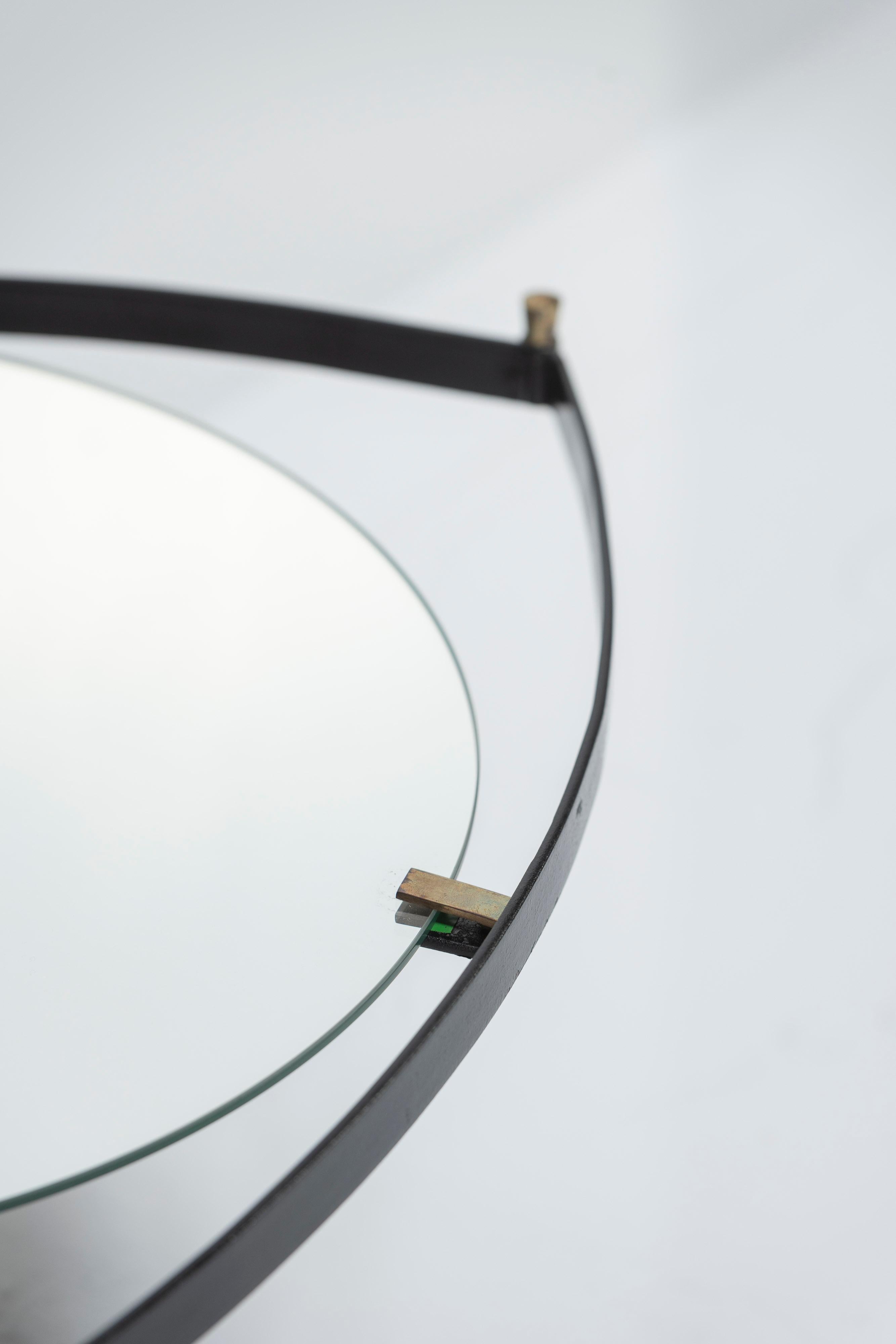 Mid-Century Modern Mirror aus Italien, Metallrahmen mit Messingdetails im Zustand „Gut“ im Angebot in San Francisco, CA