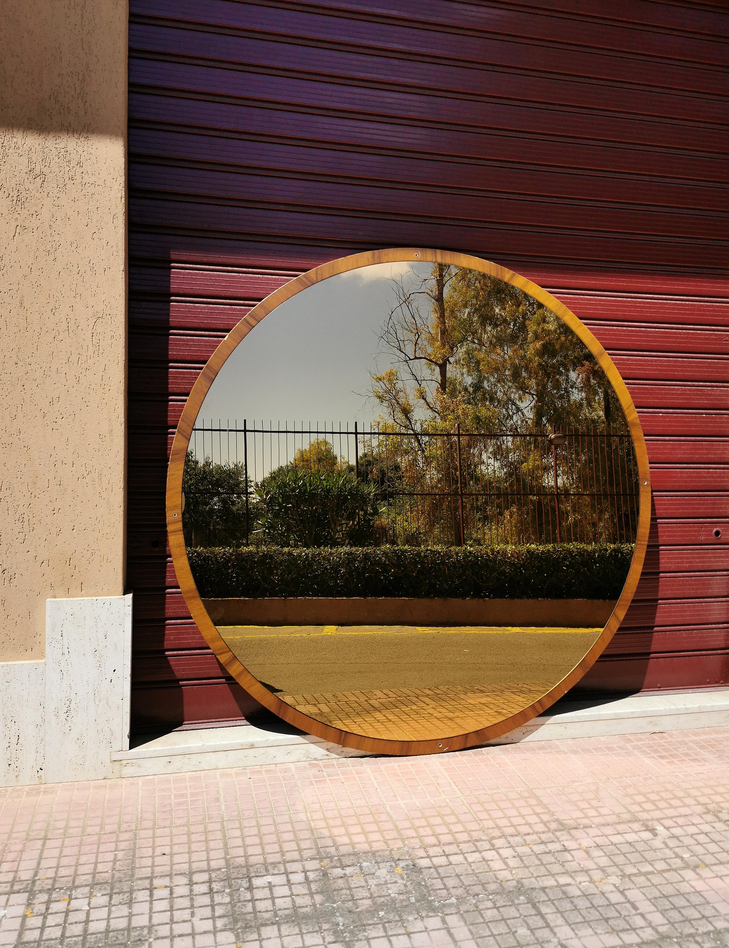 Giant mirror (LOCATED IN LOS ANGELES) of round shape with wooden structure and a large bronzed mirror. Italian production of the 70s.
A design piece that does not go unnoticed for its imposing size and that final touch that gives the bronzed