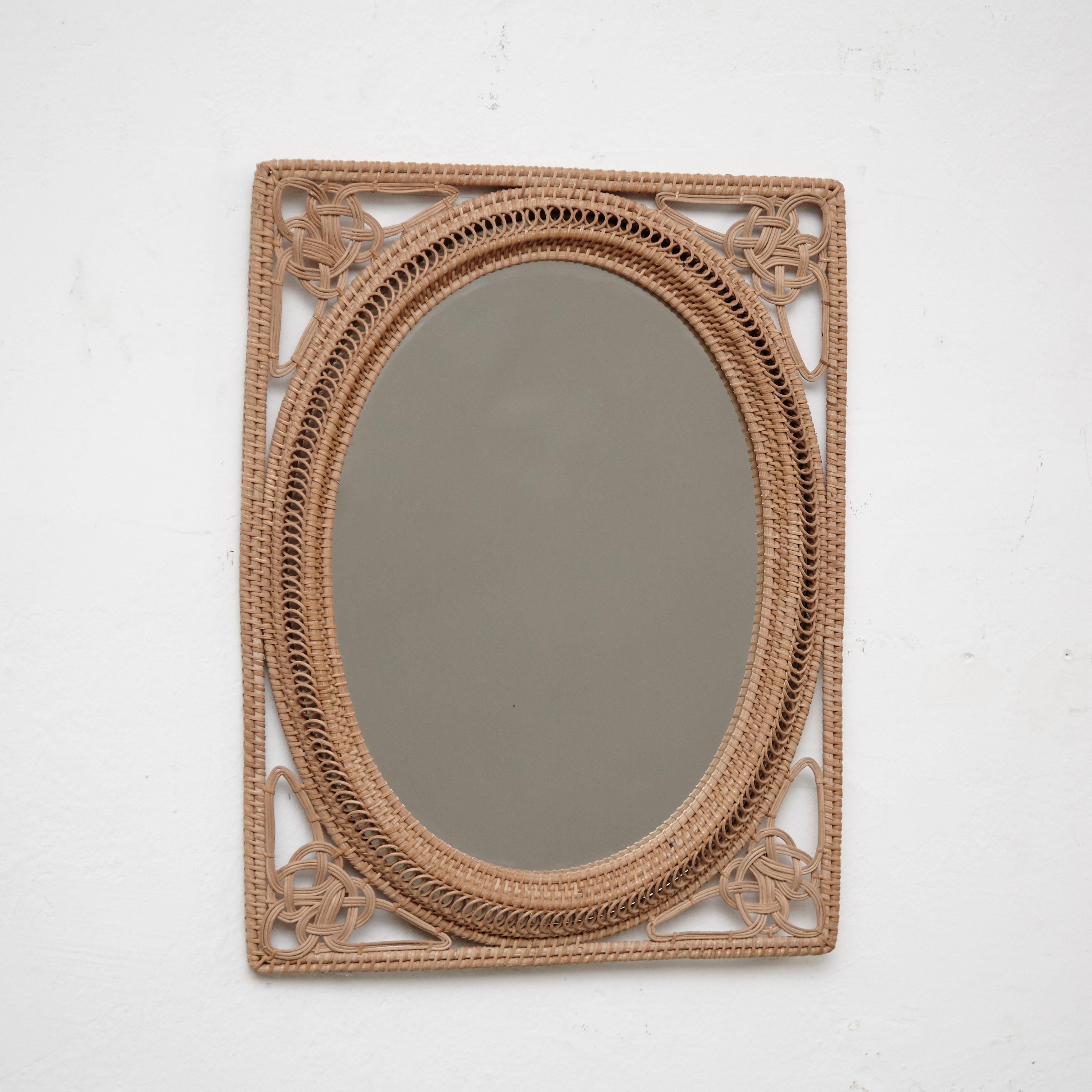 Specchio moderno di metà secolo in rattan lavorato a mano, circa 1960
Tradizionalmente prodotto in Francia.
Di autore sconosciuto.

In condizioni originali, con lievi usure dovute all'età e all'uso, conserva una bella patina.
   