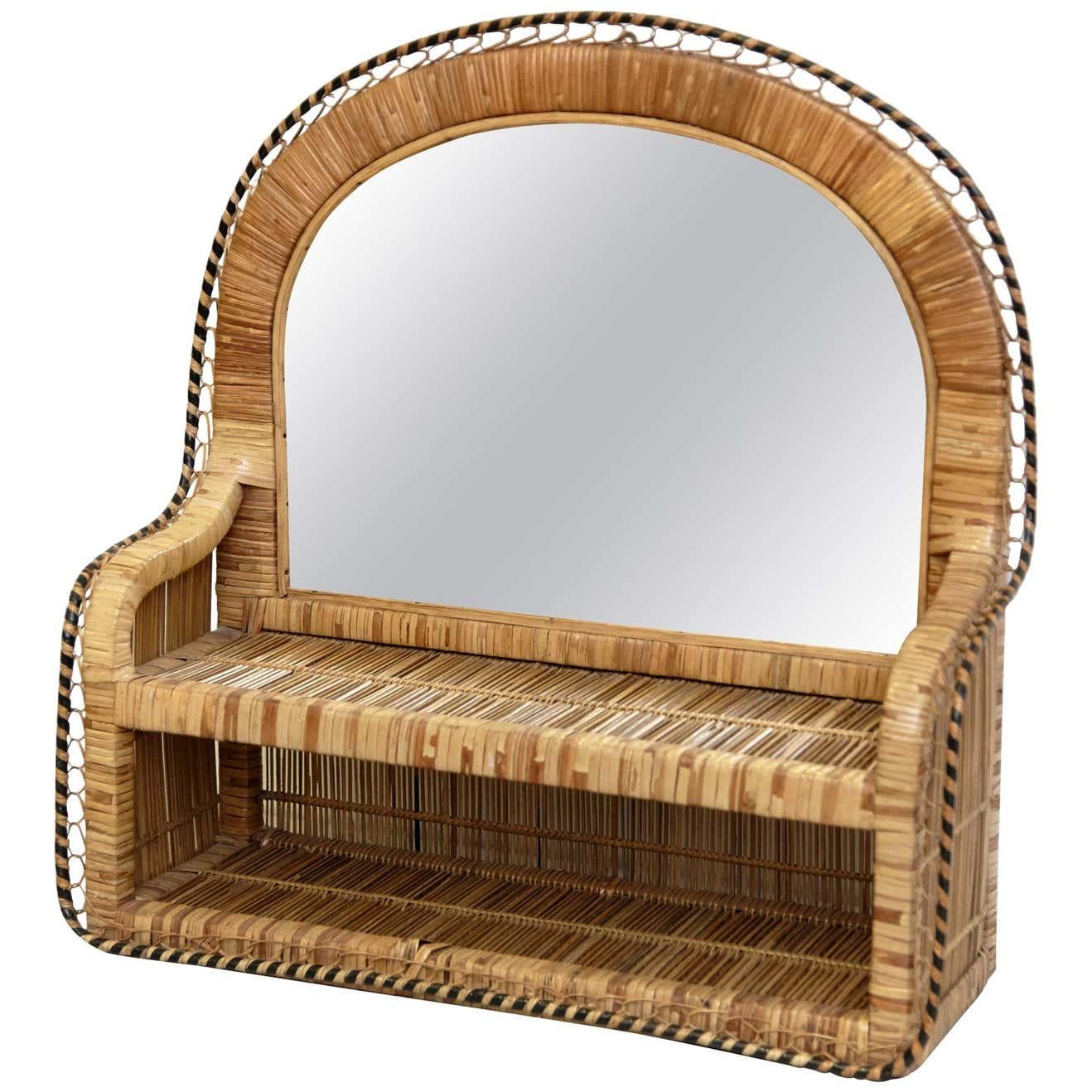 Mid-Century Modern Spiegel Rattan handgefertigt, um 1960
Traditionell in französischer Sprache hergestellt.
Von einem unbekannten Designer.

Originaler Zustand mit geringen alters- und gebrauchsbedingten Abnutzungserscheinungen, der eine schöne