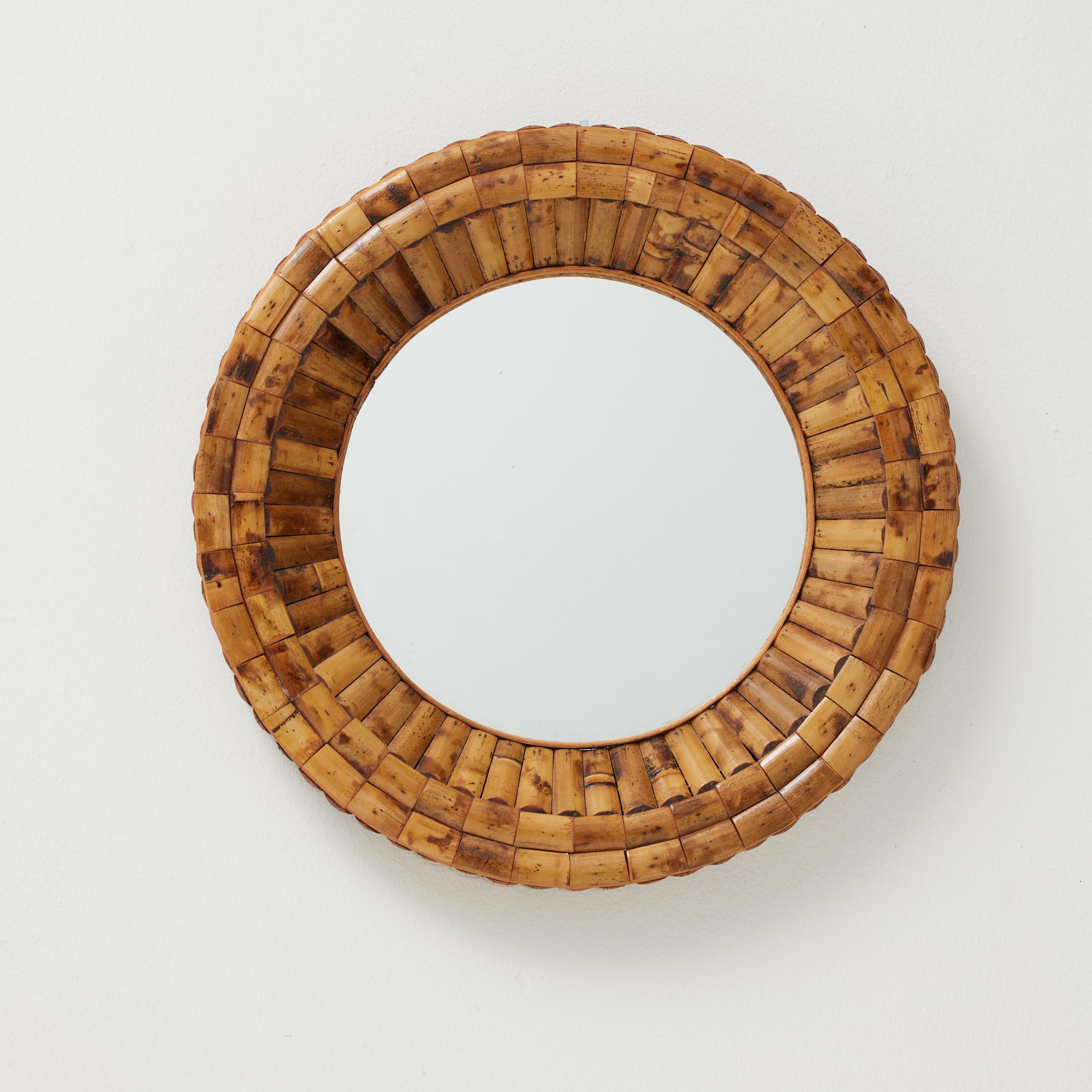 Miroir mural en bambou fabriqué à la main.

Par un artisan inconnu, vers 1960.  

En état d'origine, avec une usure mineure conforme à l'âge et à l'utilisation, préservant une belle patine.    

Matériaux :  Miroir  Fabrication artisanale  Bambou    