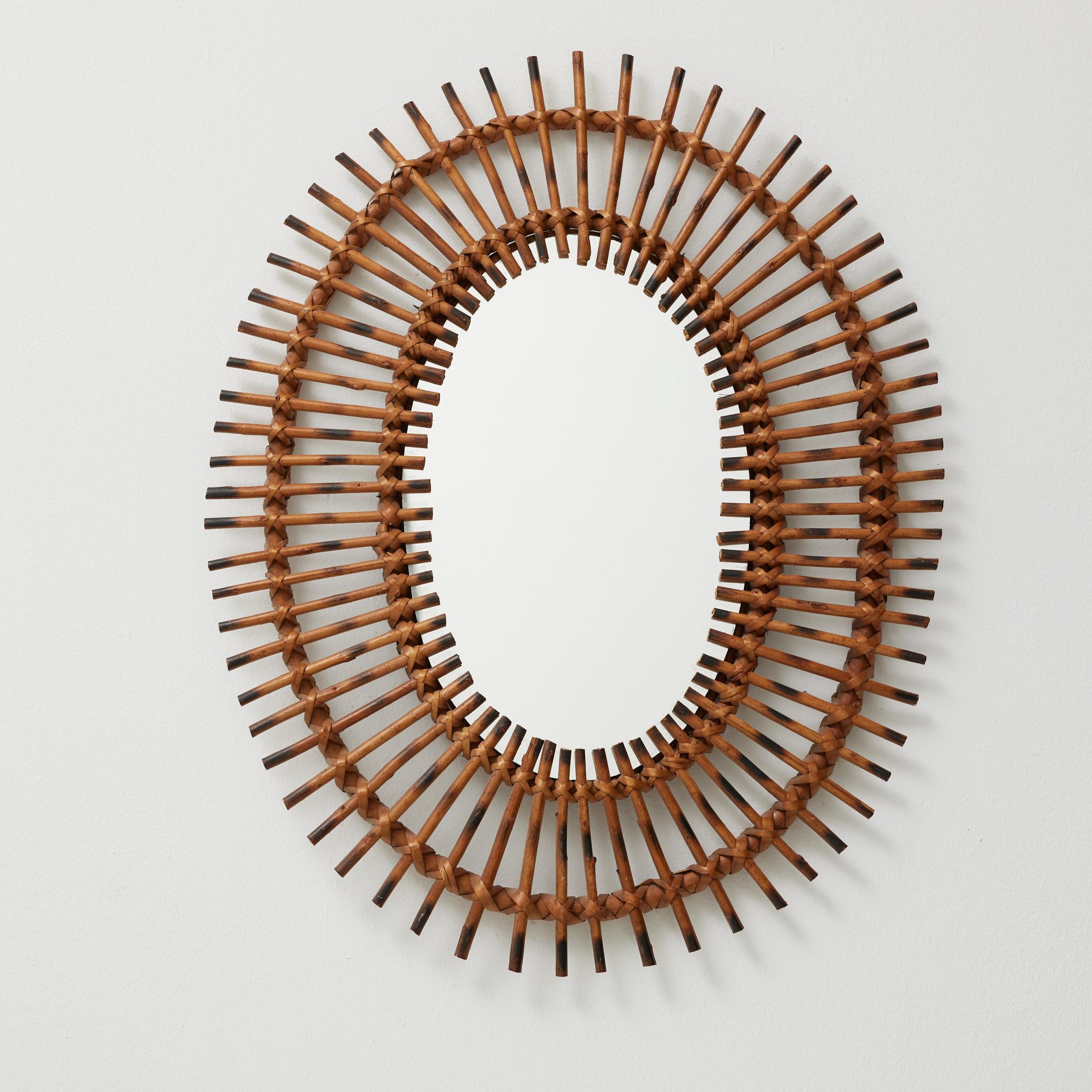 Miroir mural en bambou fabriqué à la main.

Par un artisan inconnu, vers 1960.  

En état d'origine, avec une usure mineure conforme à l'âge et à l'utilisation, préservant une belle patine.    

Matériaux :  Miroir  Fabrication artisanale  Bambou    