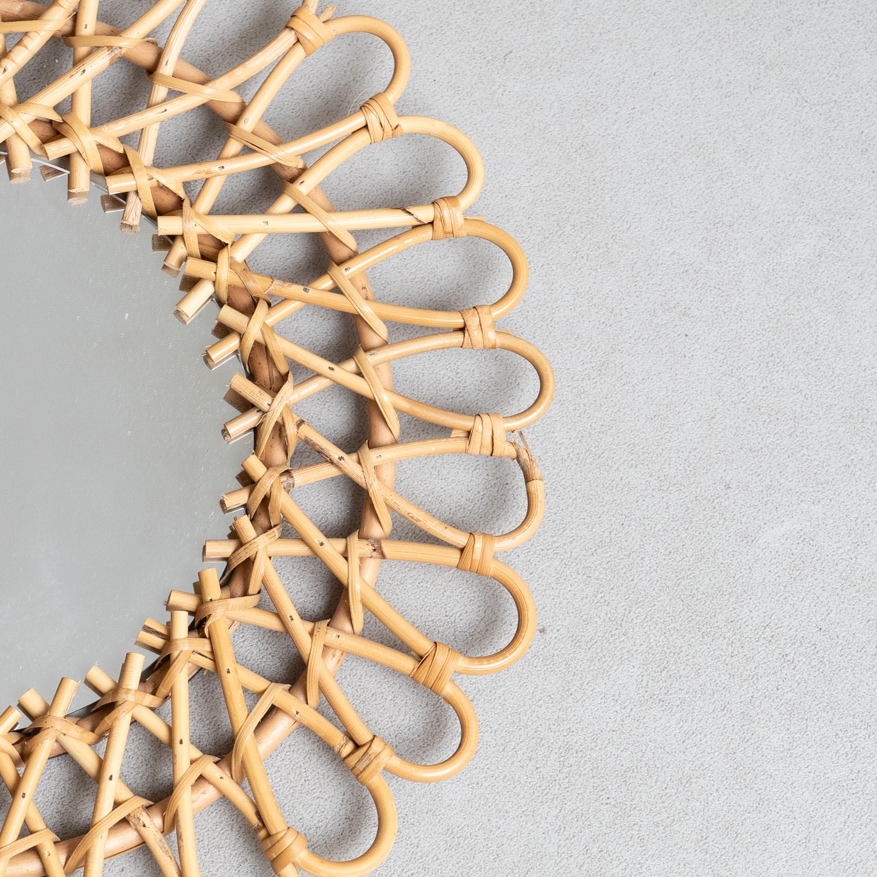 Milieu du XXe siècle Miroir Modernity Sunburst Bambou Rattan Handcraft, circa 1960 en vente