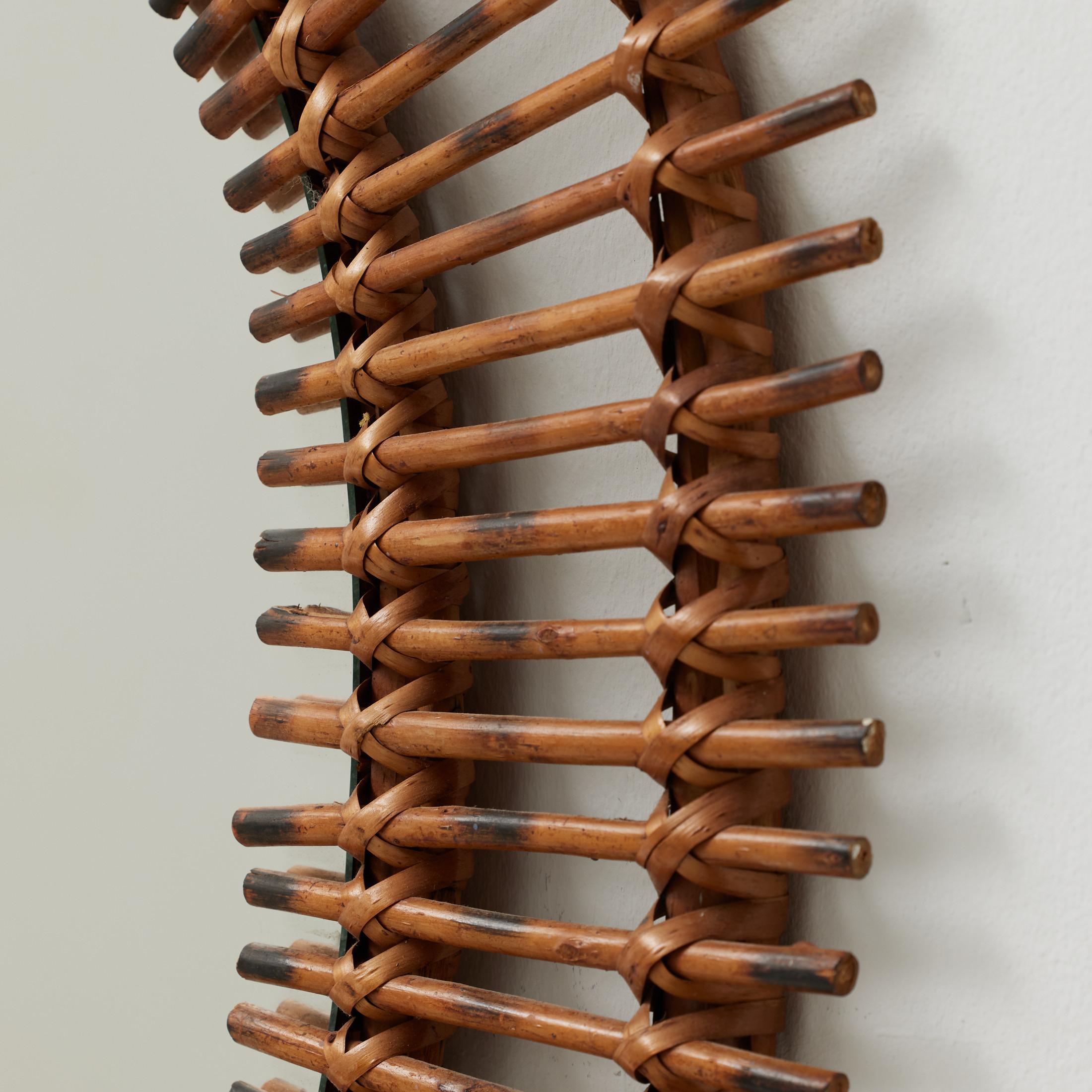 Milieu du XXe siècle Miroir Modernity Sunburst Bambou Rattan Handcraft, circa 1960 en vente