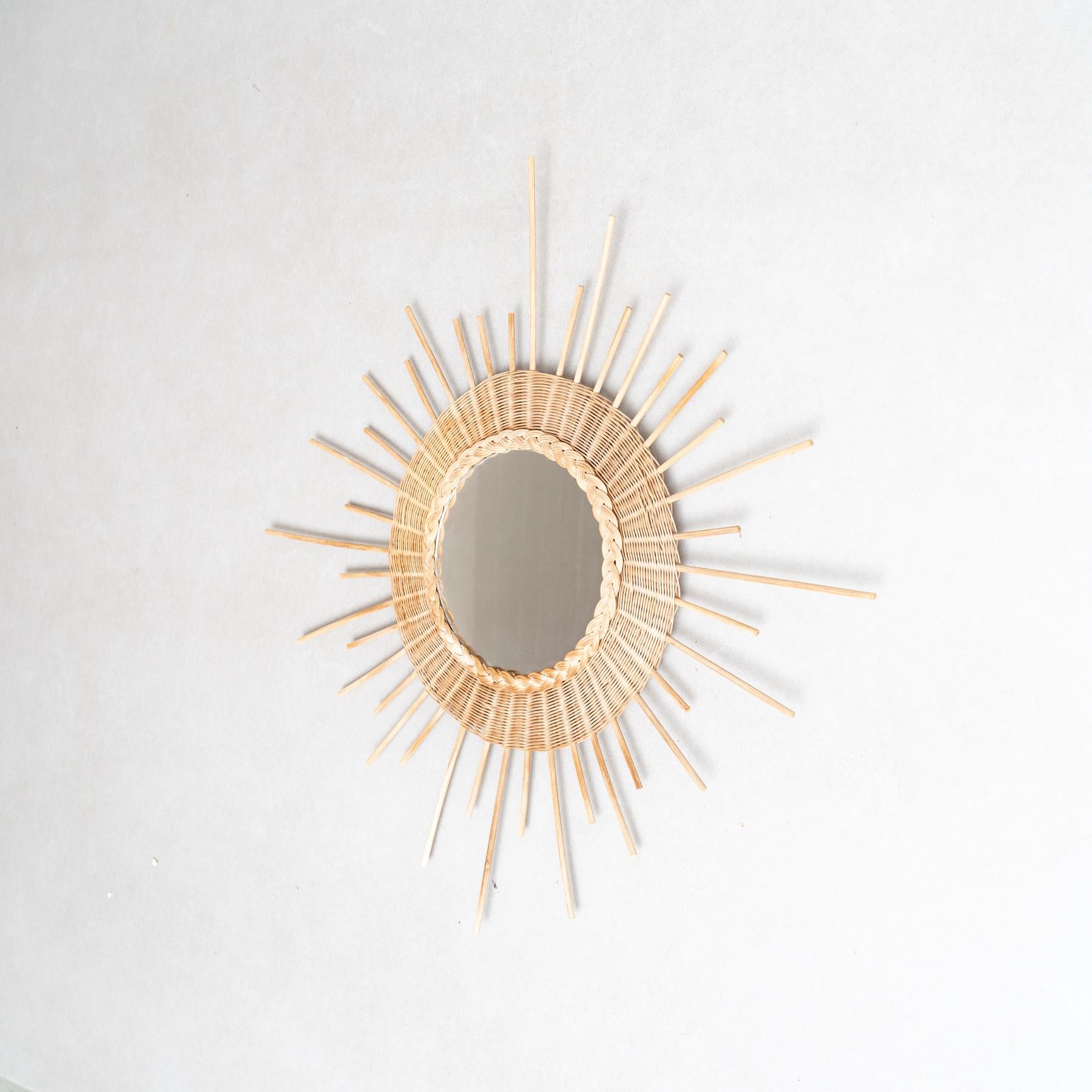 Français Miroir Modernity Sunburst Rattan Handcraft, circa 1960 en vente