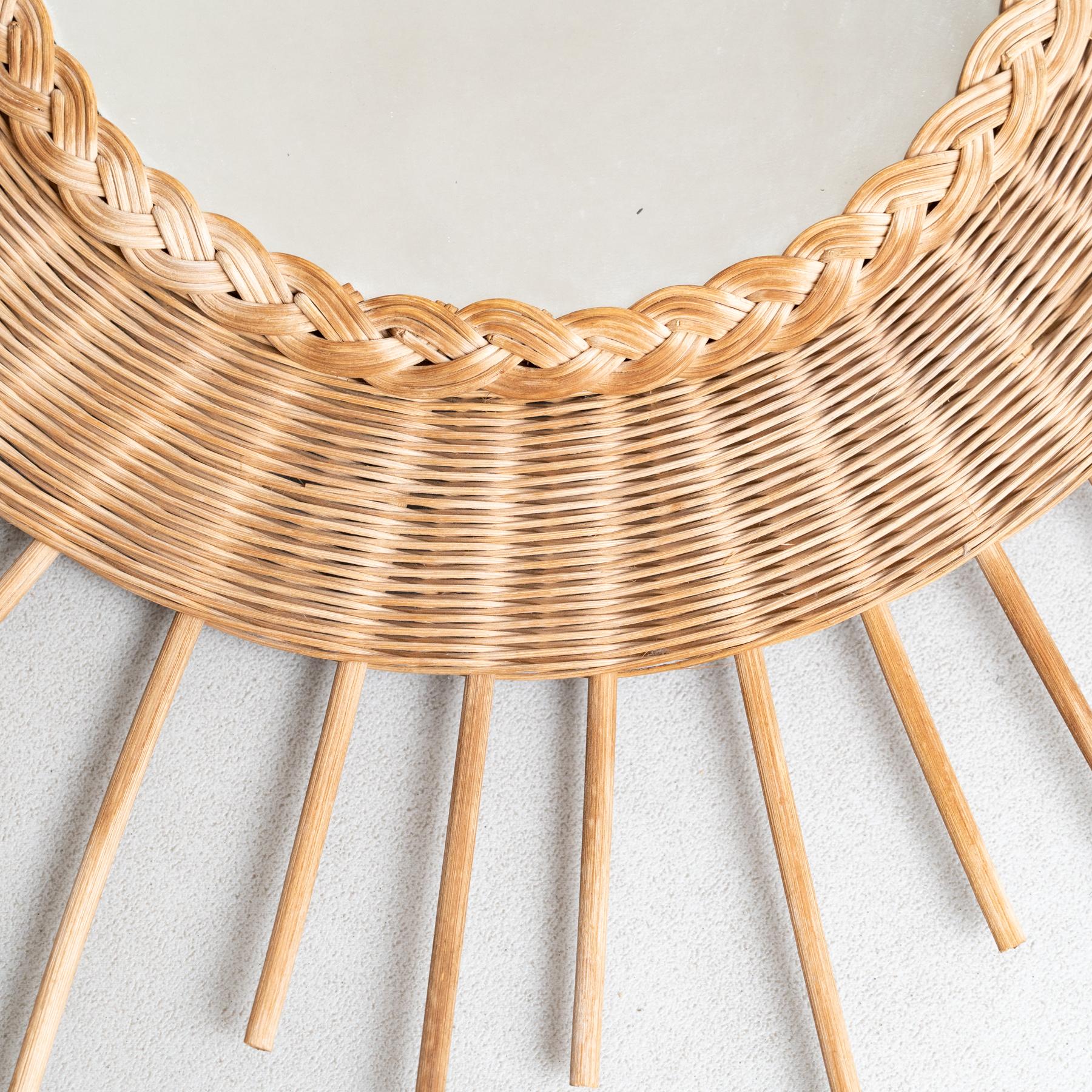 Milieu du XXe siècle Miroir Modernity Sunburst Rattan Handcraft, circa 1960 en vente