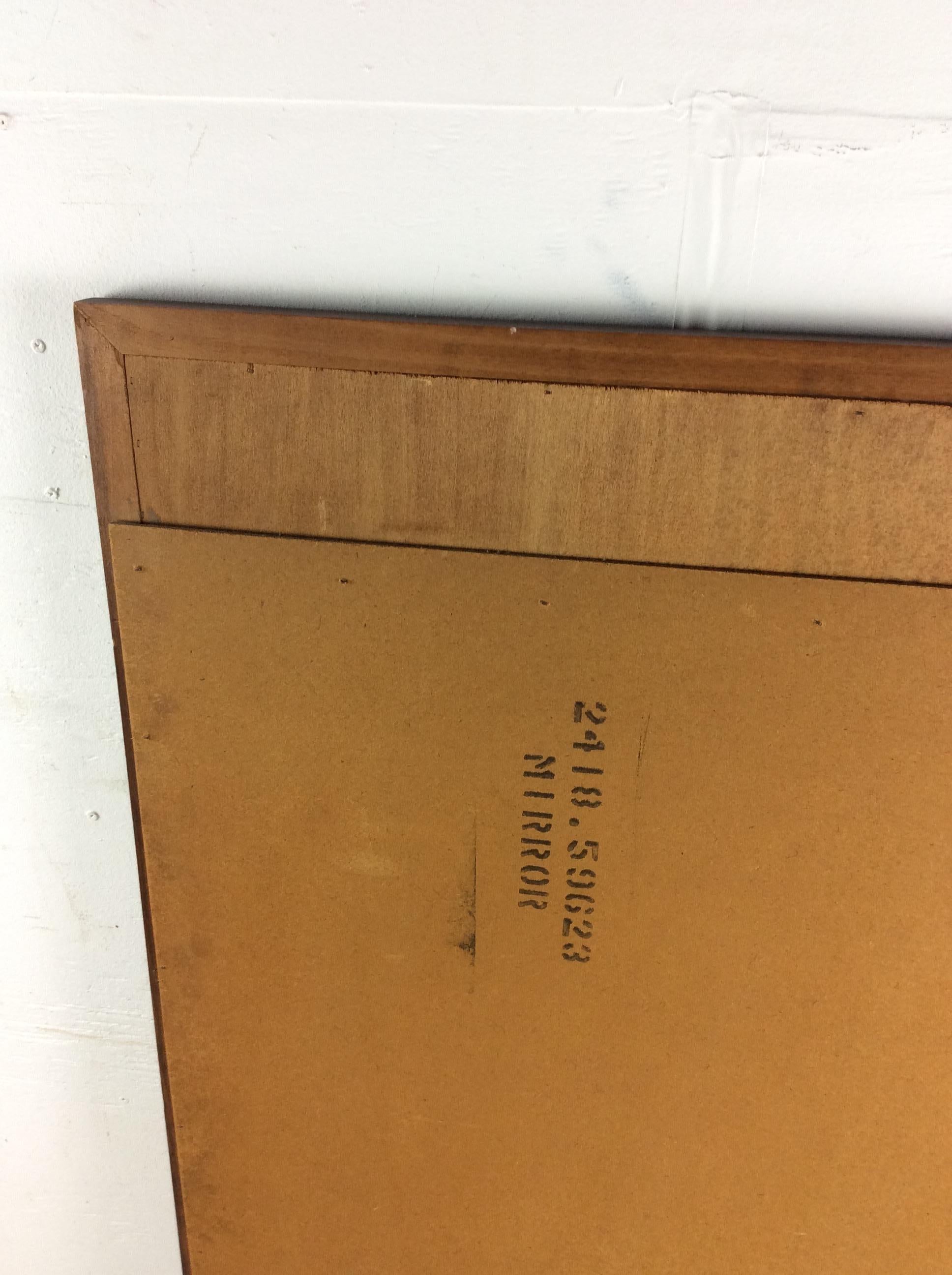Questo specchio moderno di metà secolo presenta una cornice in legno duro, una finitura originale, un bordo smussato e un esclusivo intarsio in noce nella parte superiore.

Dimensioni: 30,5 l 1,25 p 44 h

Condit: La finitura originale del telaio è