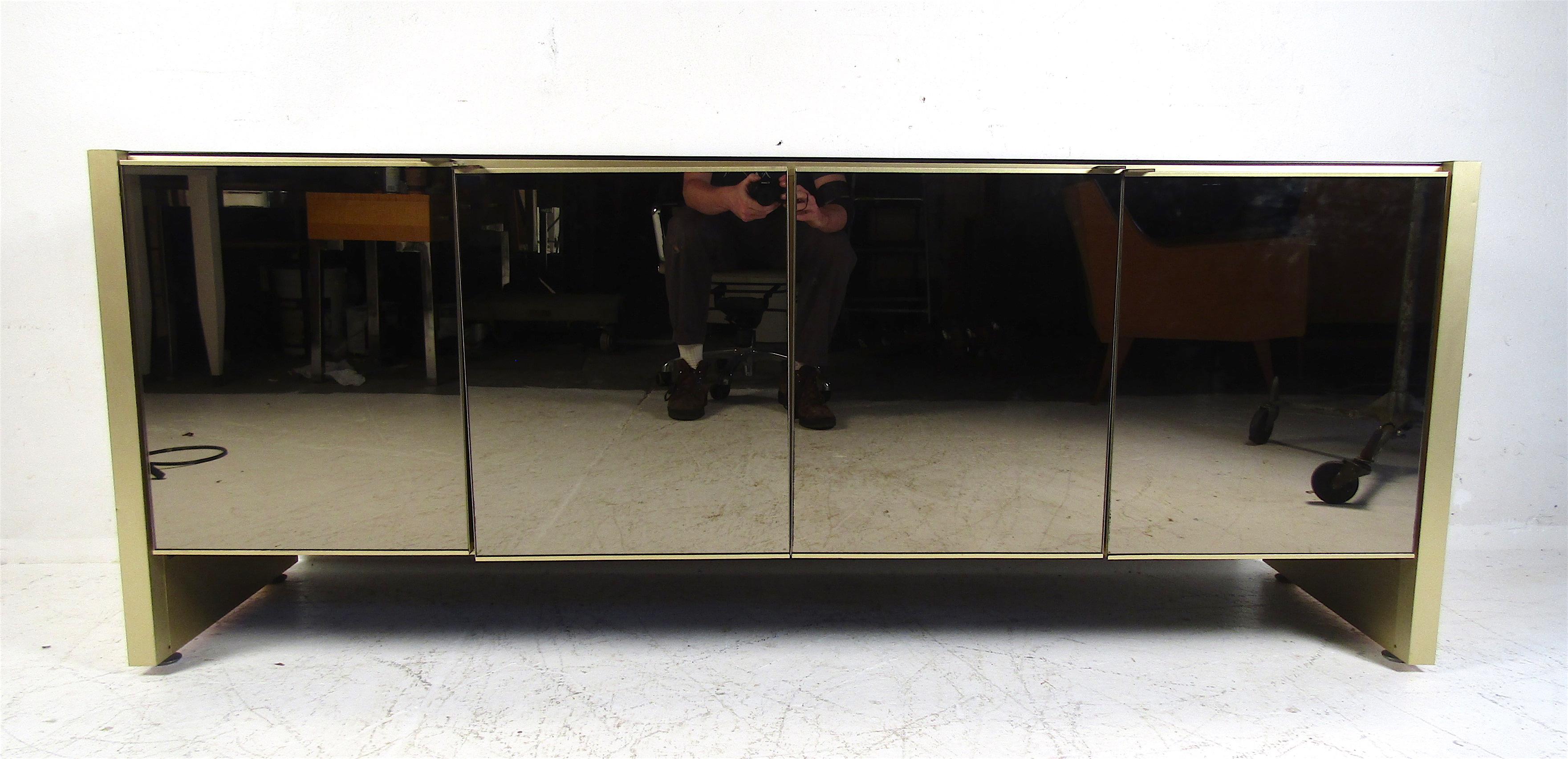 Mid-Century Modern Mirrored Credenza In Good Condition For Sale In Brooklyn, NY