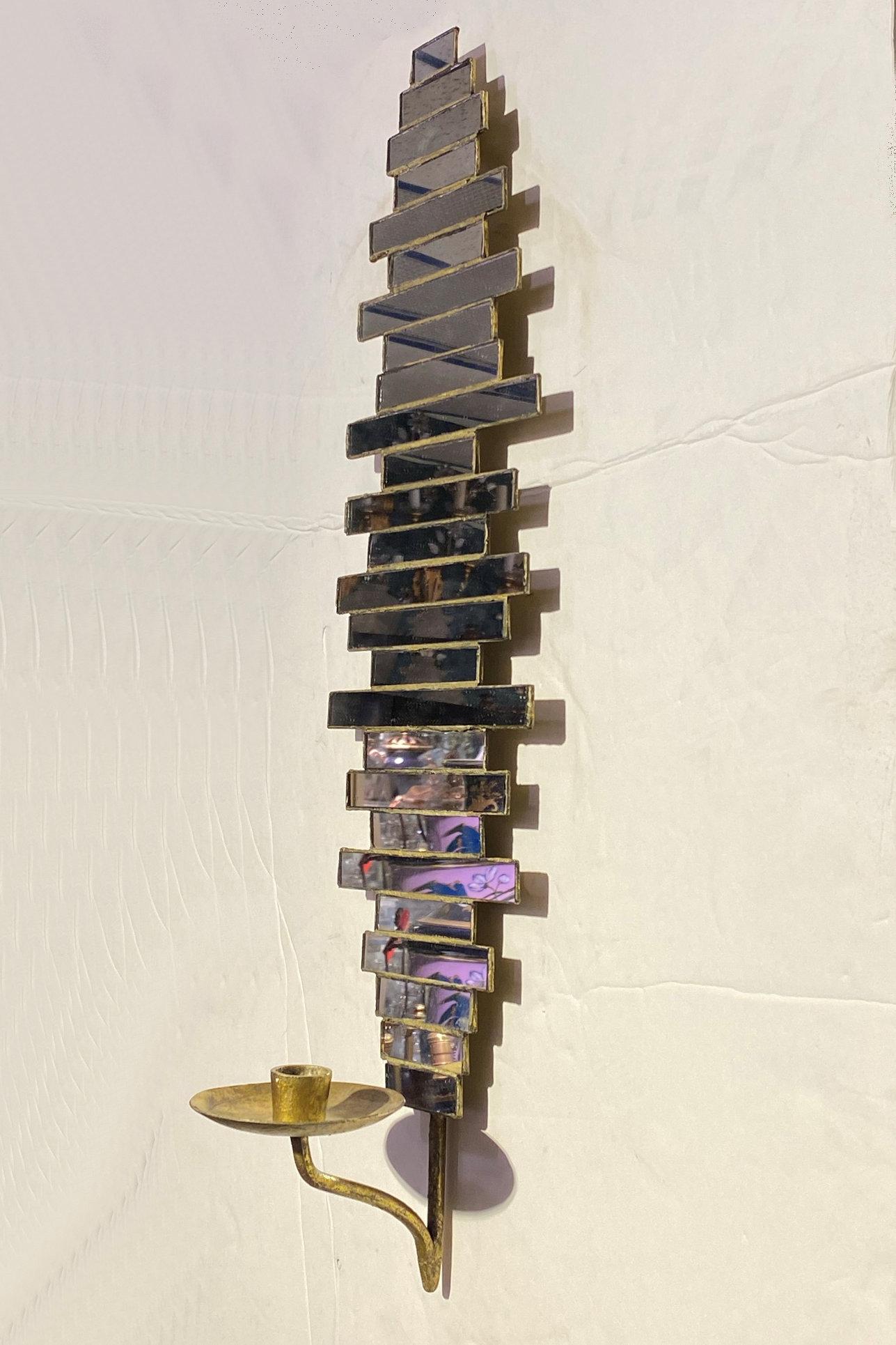 Coppia di insolite appliques in vetro specchiato e metallo dorato della modernità di metà secolo.