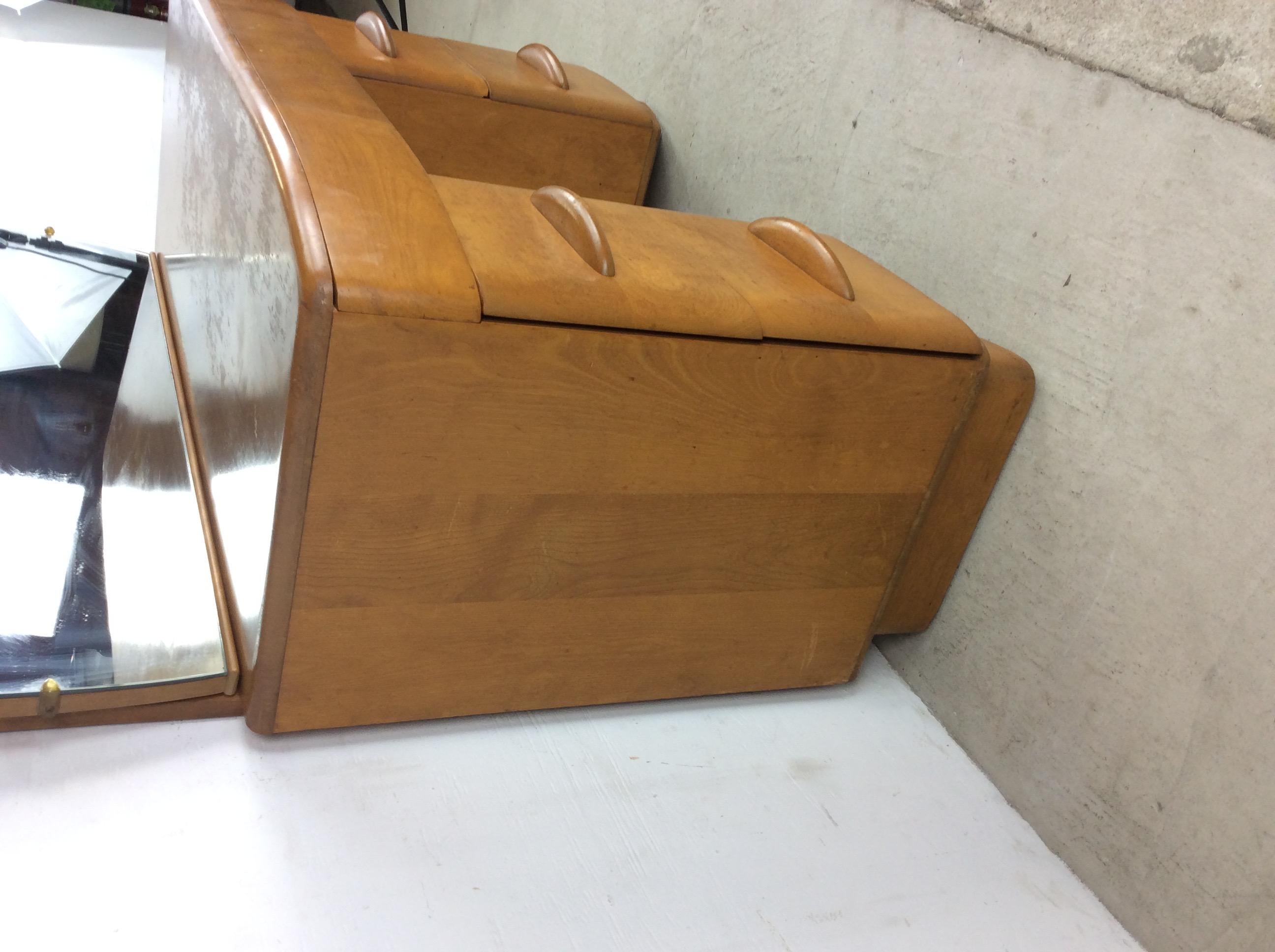 Mid-Century Modern Mirrored Vanity by Heywood Wakefield In Good Condition In Freehold, NJ