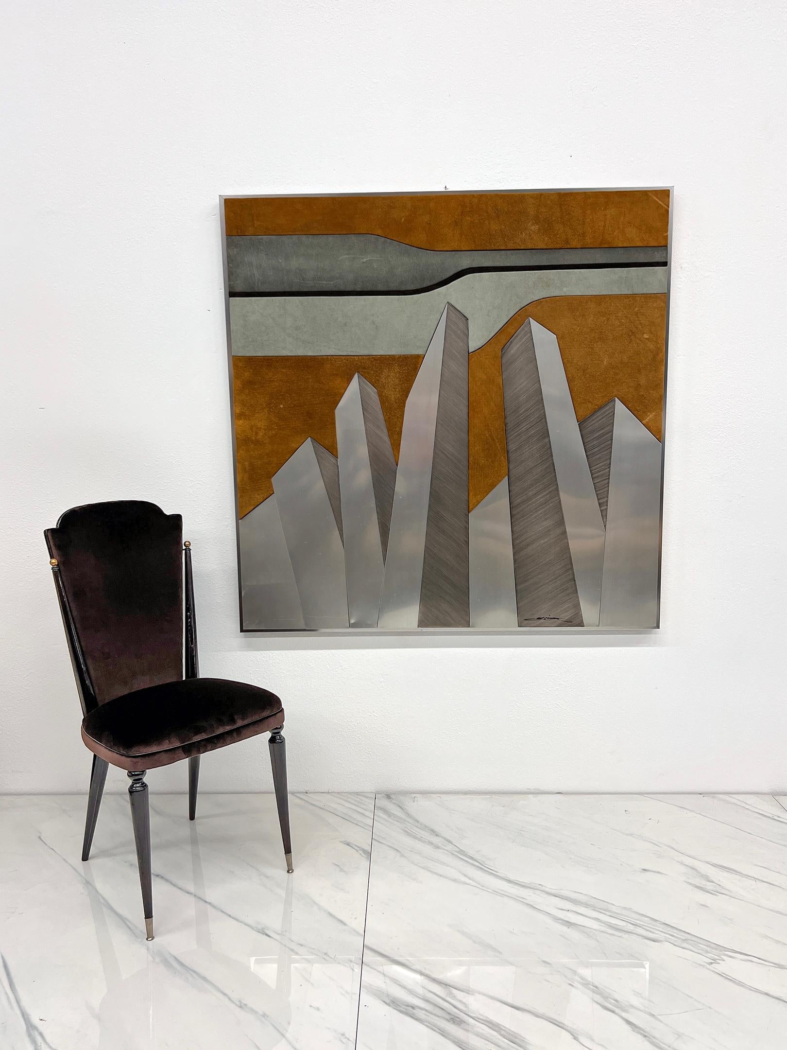 Si Gotham City y un sueño febril de Pierre Cardin tuvieran un hijo, sería esta impresionante obra de arte en técnica mixta de los años 70. Con unas sorprendentes dimensiones de 48,5 x 48,5 pulgadas, esta pieza es grande, atrevida y rebosa actitud