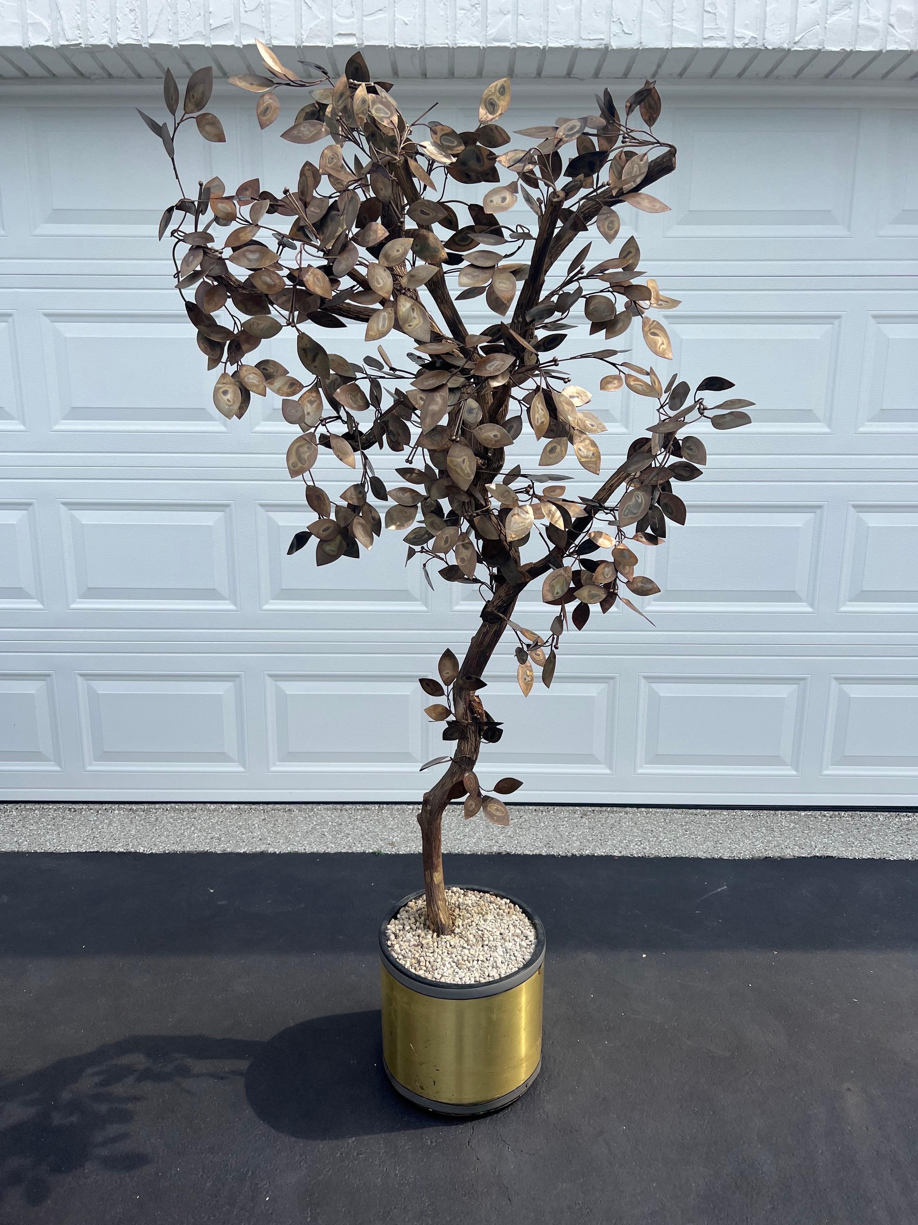 Albero in stile Mid Century Modern in metallo misto Curtis Jere. Foglie brutaliste bruciate a mano compongono questa straordinaria scultura. Un pezzo d'accento perfetto per qualsiasi casa moderna di Palm Springs o Palm Dessert. Perfetto per un