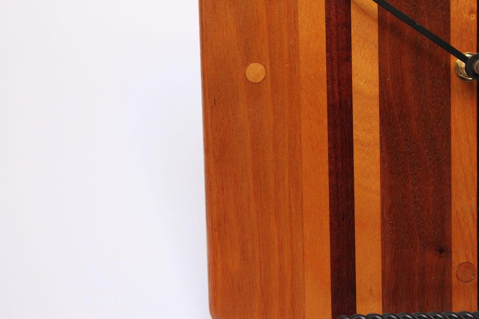 Moderne Wanduhr aus gemischtem Holz aus der Jahrhundertmitte im Angebot 1