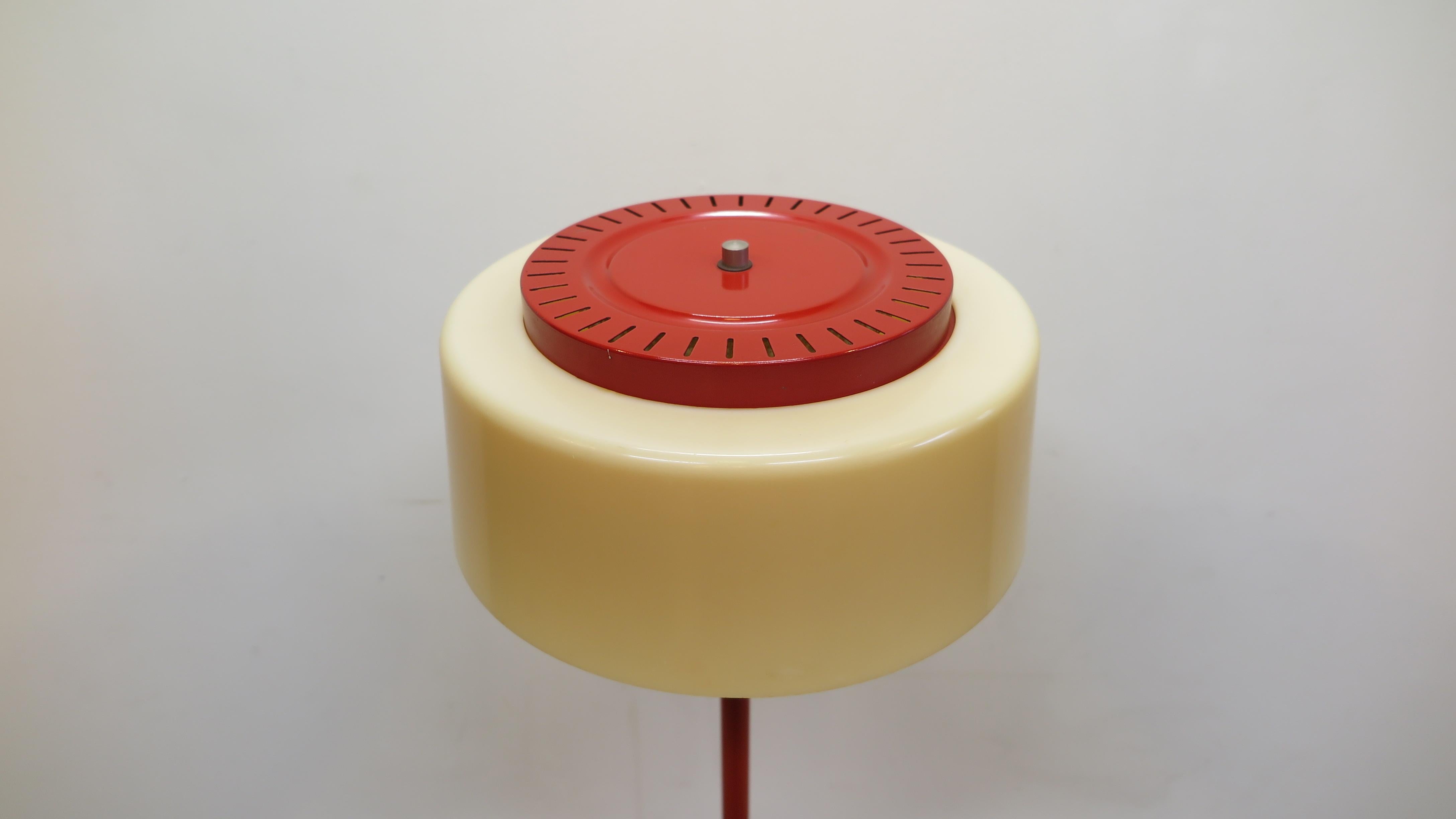 Mid Century Modern mobilite floor lamp. Mobilite Inc. NY, American atomic industrial modernist floor lamp. Red metal pole, base and diffuser with acrylic shade in good working condition. Age appropriate wear, scratches to the paint, acrylic shade in