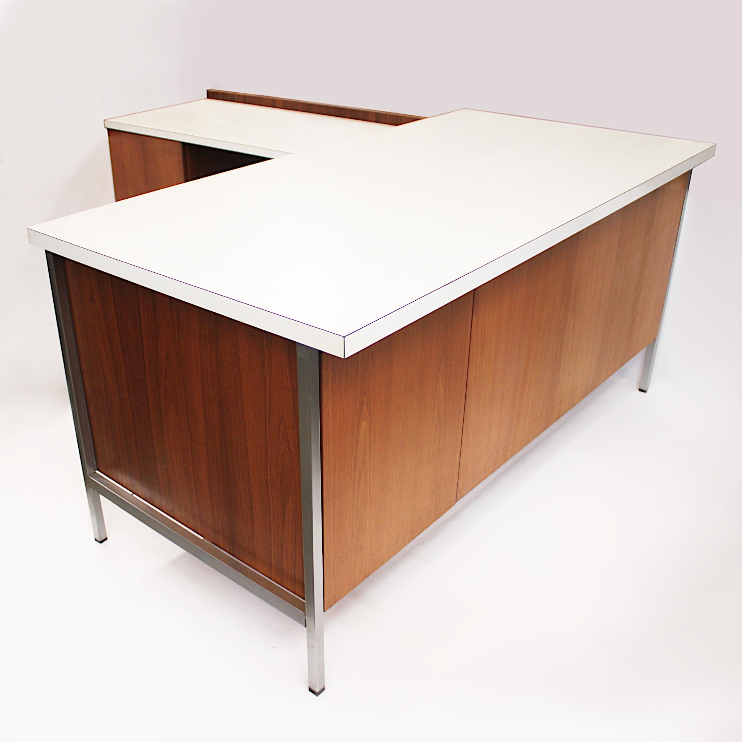American Mid-Century Modern Model 1500 Series Walnut Executive Desk by Florence Knoll