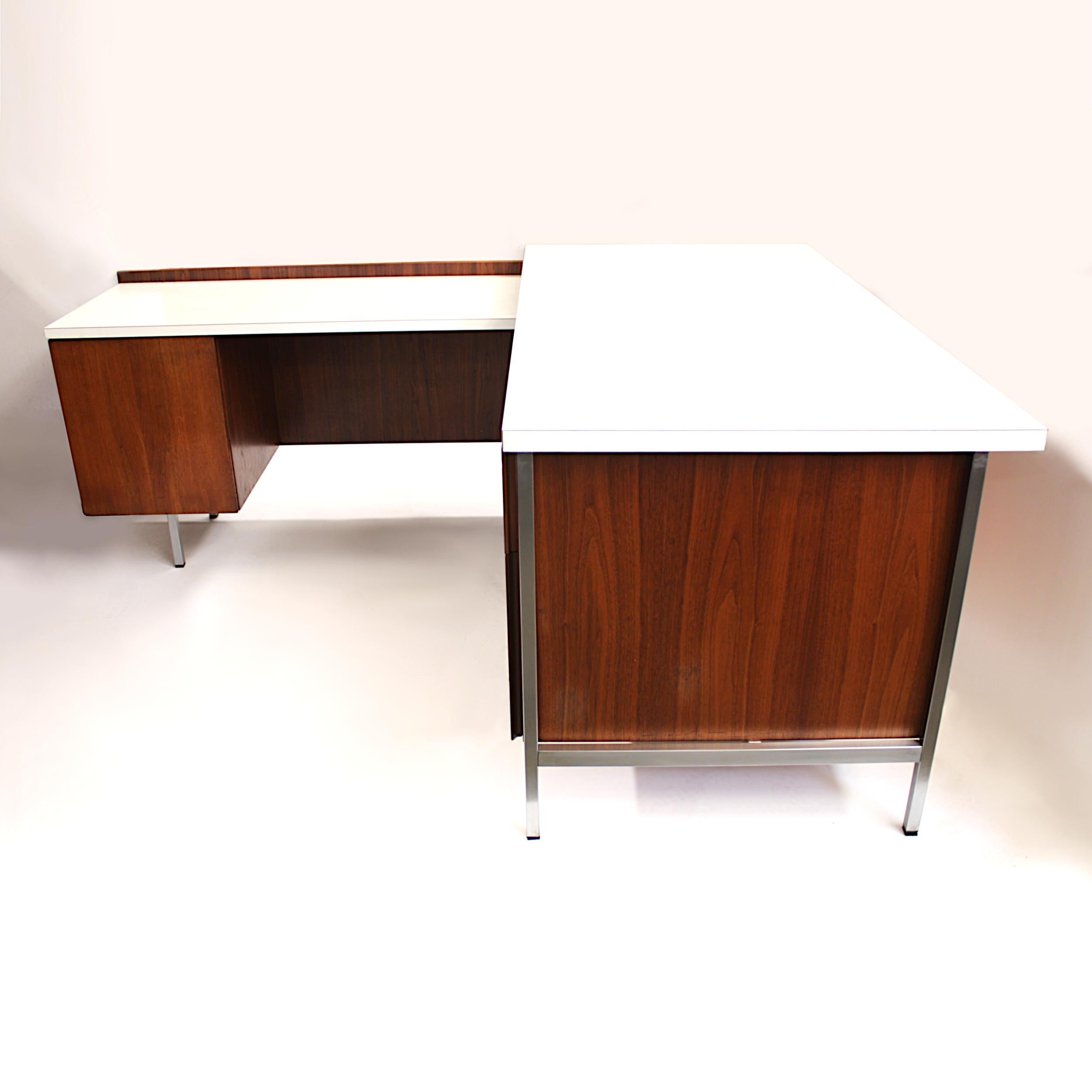 Mid-Century Modern Model 1500 Series Walnut Executive Desk by Florence Knoll In Excellent Condition In Lafayette, IN