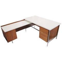 Bureau de direction en noyer de la série 1500:: modèle moderne du milieu du siècle:: Florence Knoll