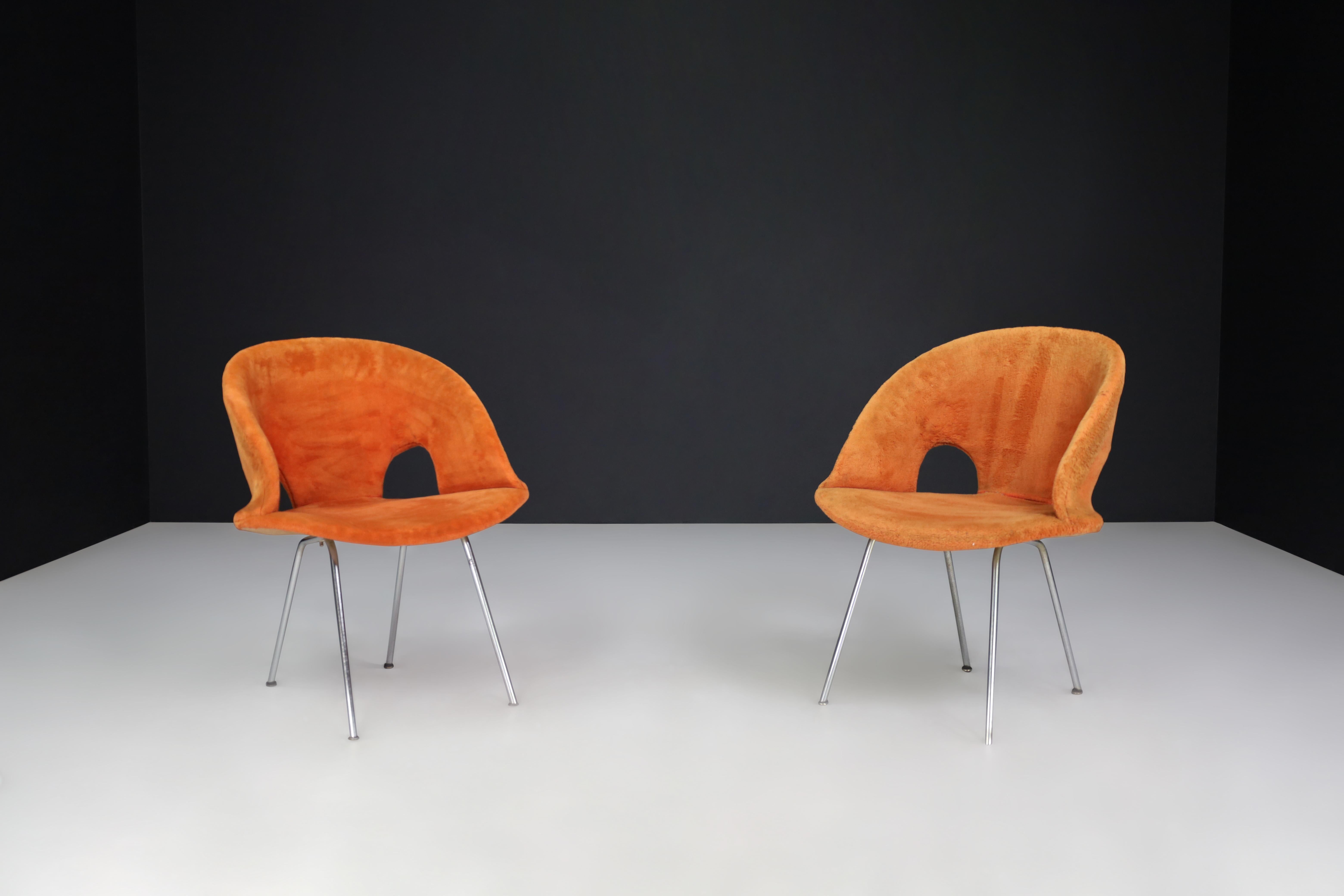 Mid Century Modern Model 350 Chairs By Arno Votteler For Walter Knoll, Germany 1950s 

These are a pair of original model 350 chairs designed by Arno Votteler for Walter Knoll. They are rare and in their original shape, but we suggest reupholstering