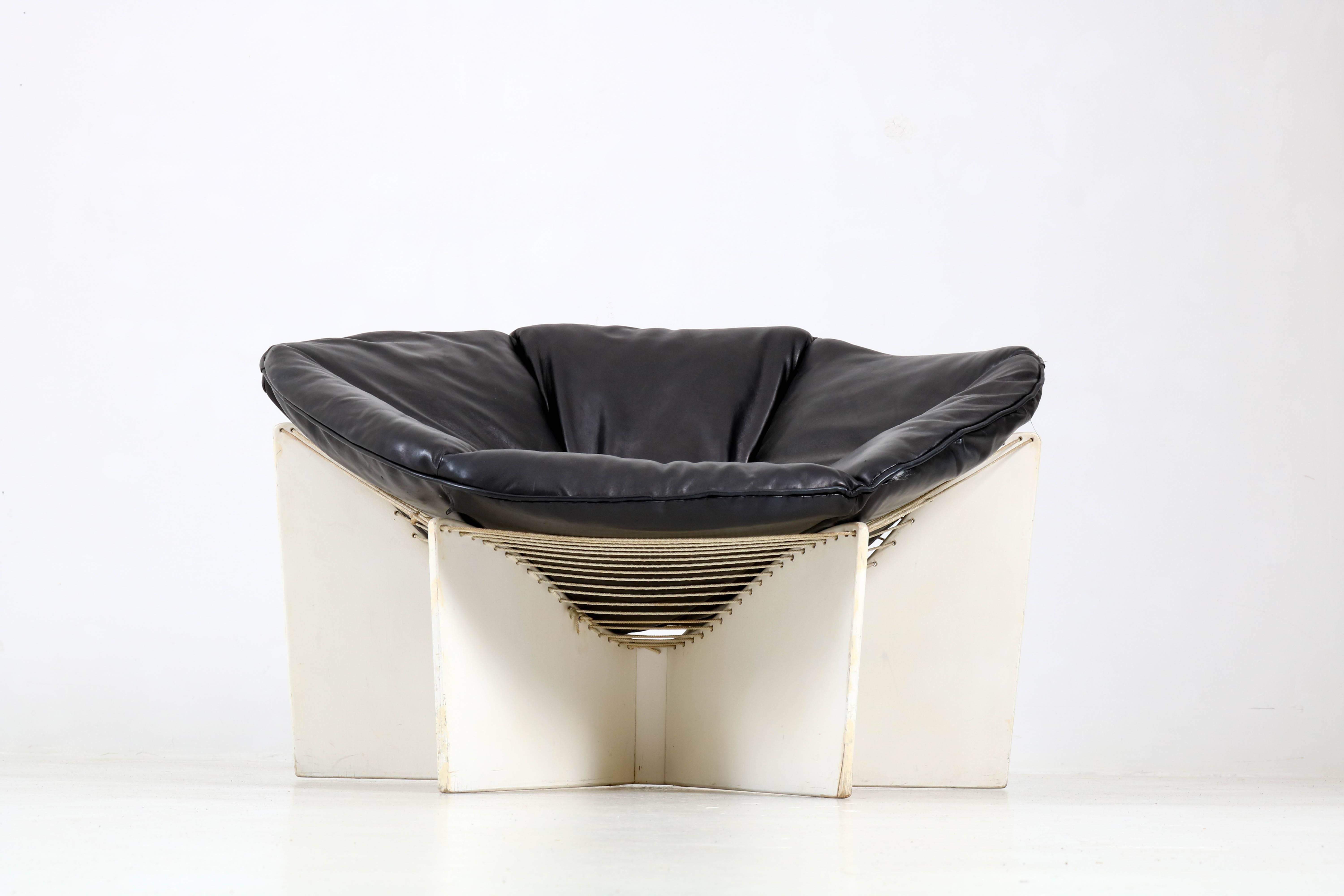 Elegant and rare Mid-Century Modern model 678 spider chair by Pierre Paulin for Artifort.
Iconic design from the 1960s.
White lacquered plywood base with black leather seating.
In good original condition with minor wear consistent with age and