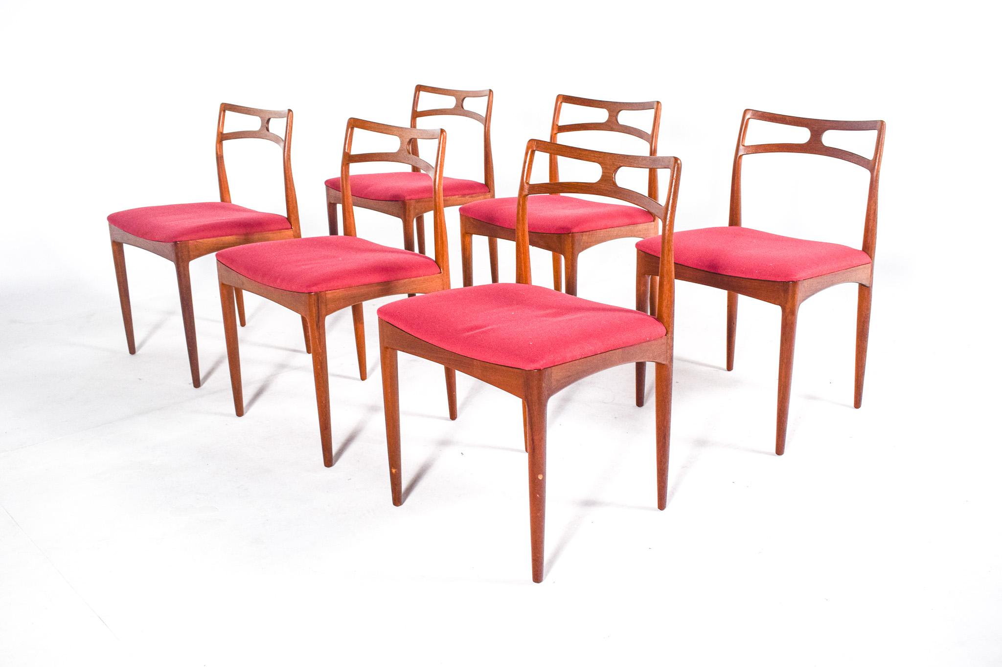 Teak dining chairs by Johannes Andersen for Christian Lindenberg
Elegant design, with a light wood structure and a red fabric cushion. Vivid teak veneer.