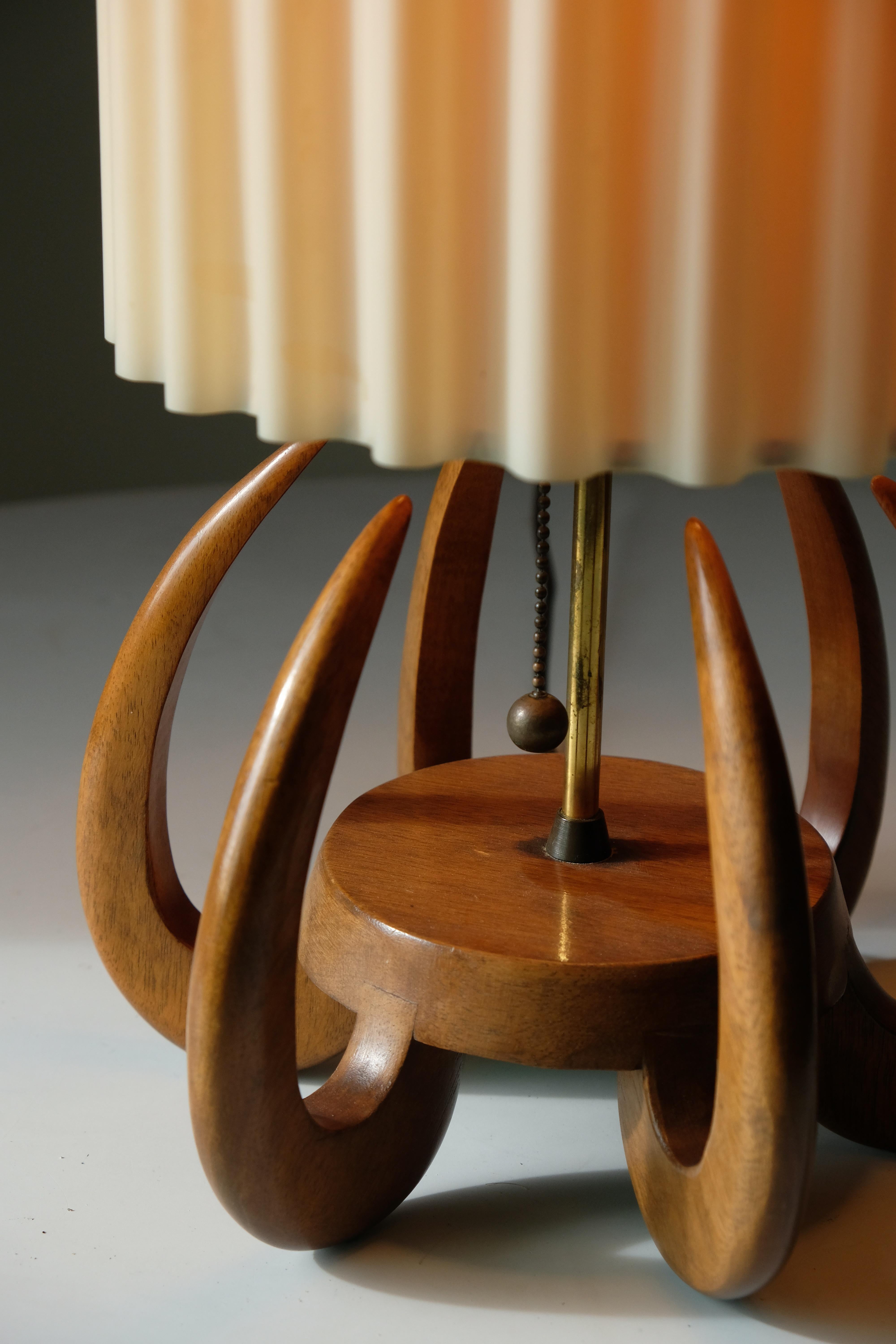 Mid-century table lamp by Modeline of California, circa 1960s, in the manner of Adrian Pearsall. A fantastic example of a mid-century lamp design, this lamp has been dubbed the 