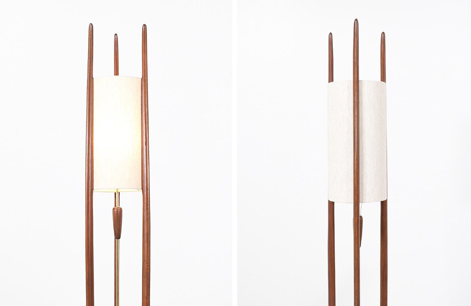 Mid-Century Modern Modeline Tall Floor lamp In Excellent Condition In Los Angeles, CA